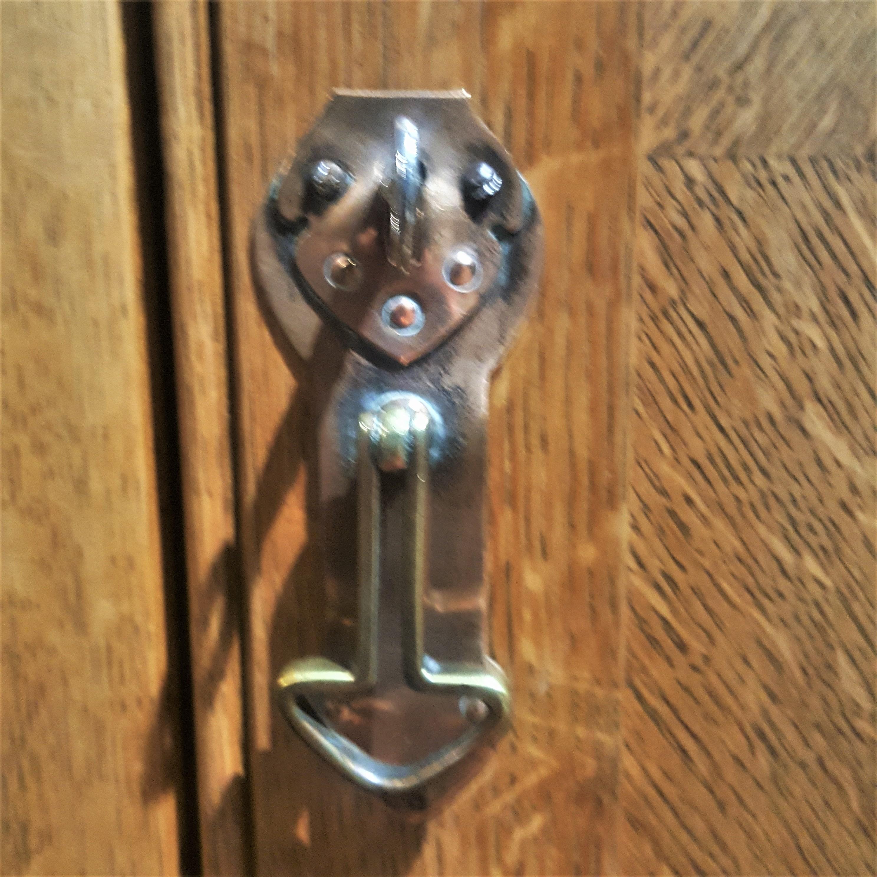 Una buona coppia di armadietti originali in rovere Arts & Crafts, strettamente abbinati, con cerniere a cinghia in rame risalenti al 1900 circa. Gli armadi sono in buone condizioni.