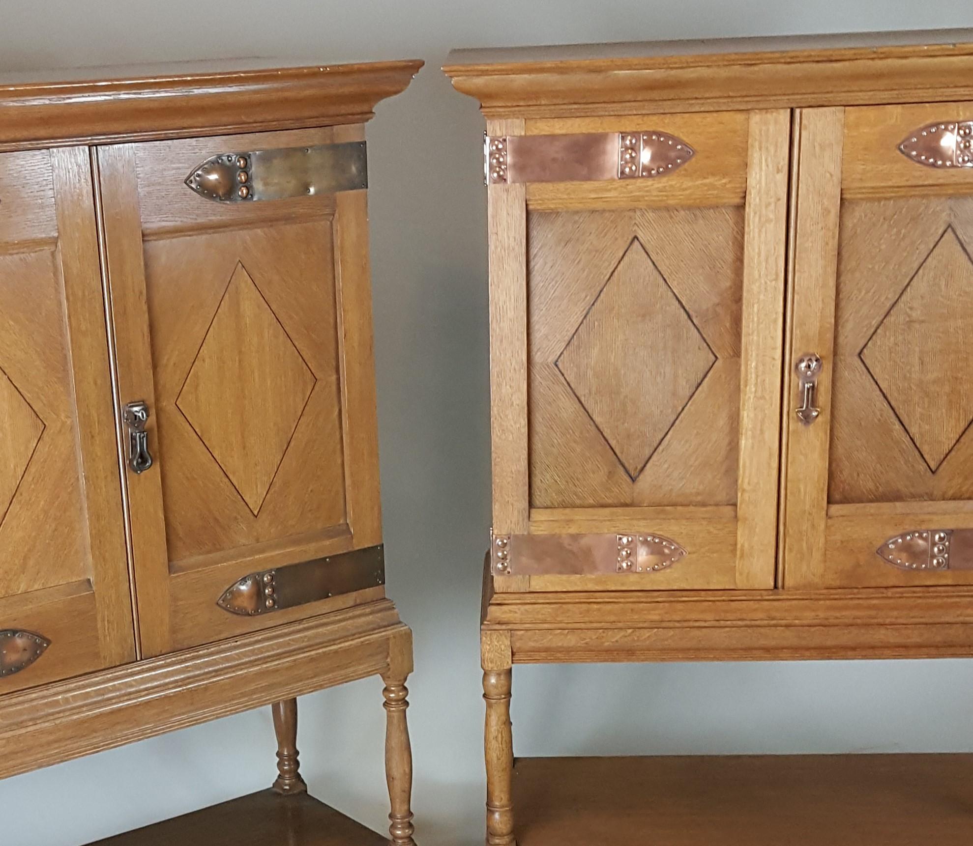 Britannico Coppia di armadi in quercia Arts & Crafts con cerniere a cinghia in rame in vendita