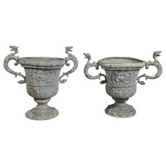 Paire assortie d'urnes de jardin en plomb moulé