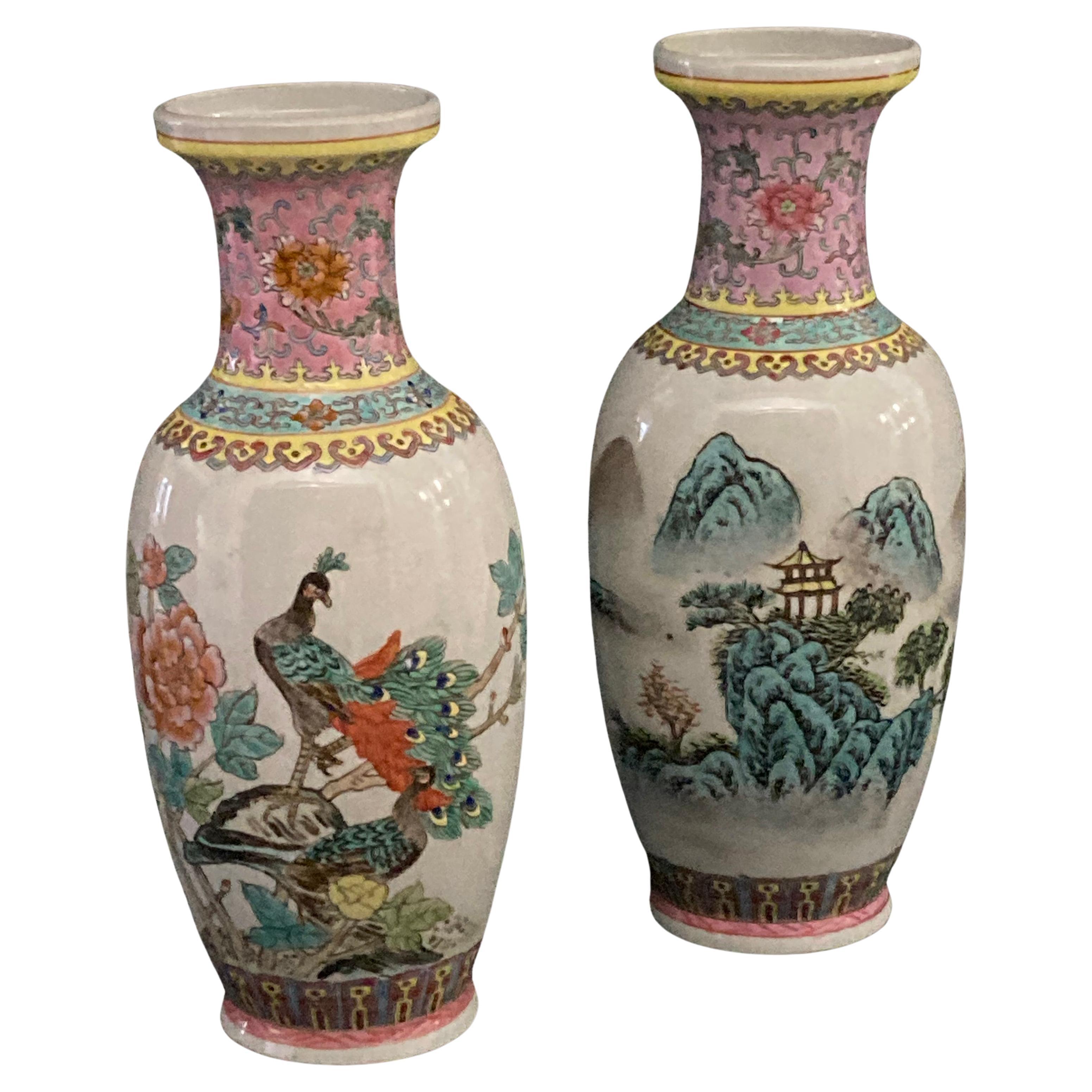 Paire assortie de vases chinois en porcelaine Famille Rose de Jingdezhen, marque Zhi