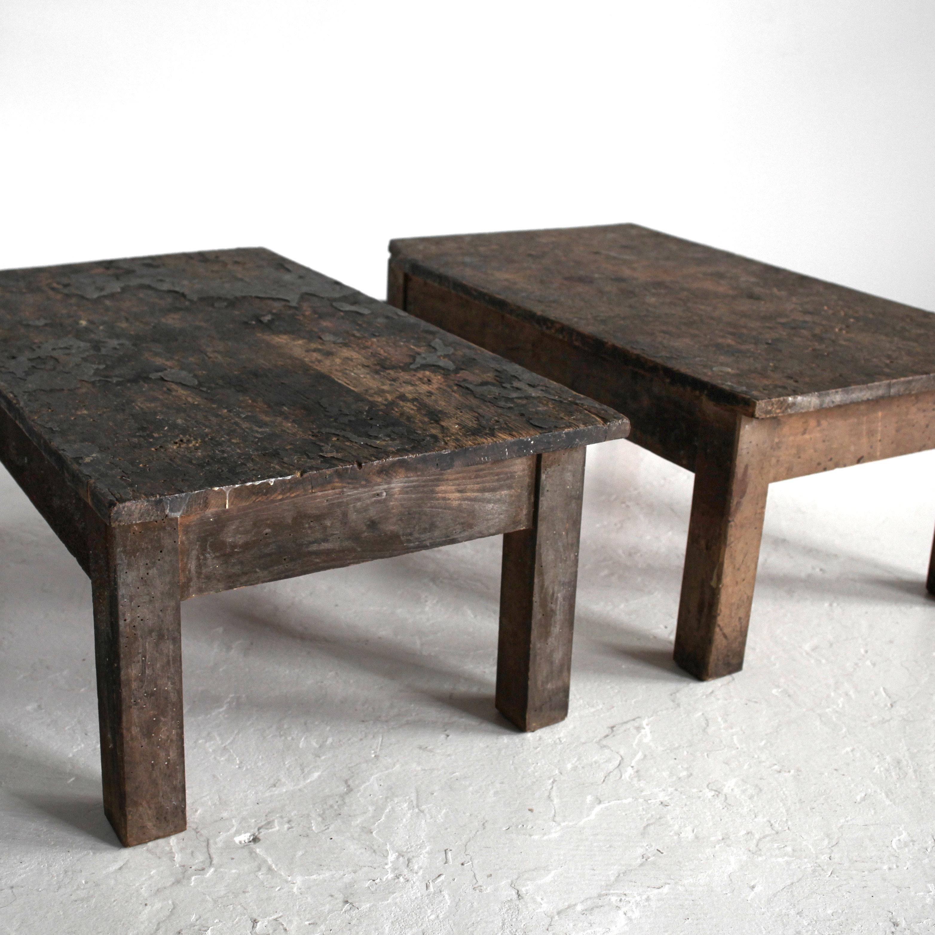 Paire assortie de tables basses portugaises primitives du début du C.I.C. en vente 1
