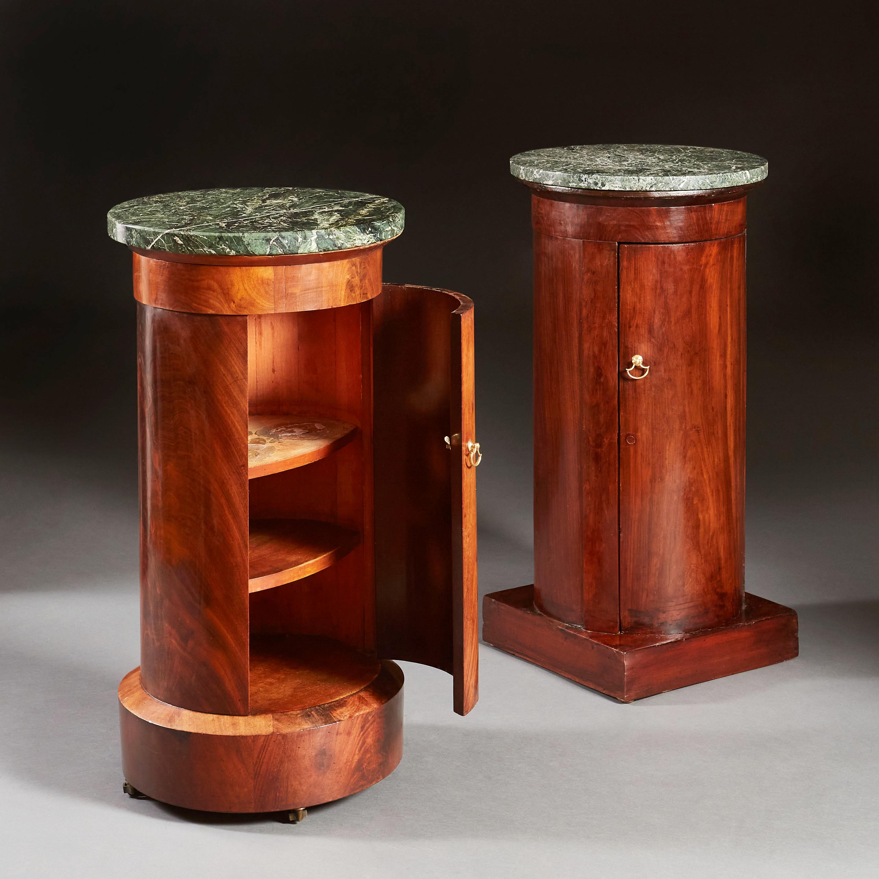 Francese Coppia di armadi a piedistallo in mogano stile Impero con piani in marmo verde in vendita