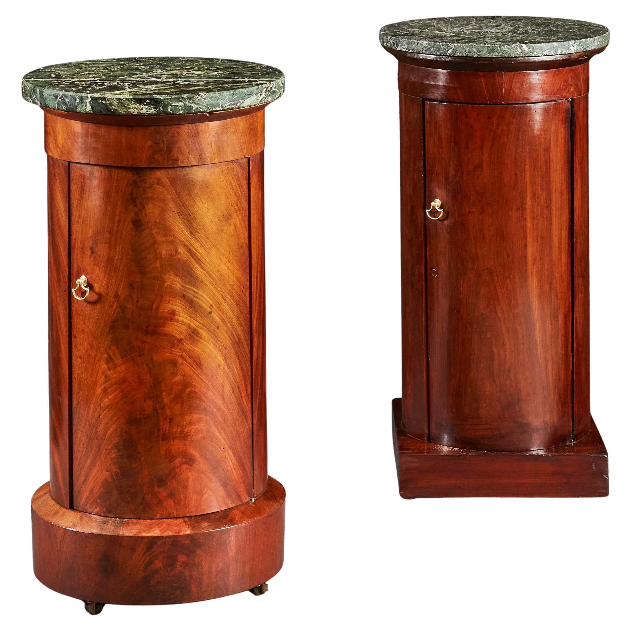 Coppia di armadi a piedistallo in mogano stile Impero con piani in marmo verde in vendita
