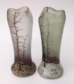 Pareja emparejada de jarrones esmaltados franceses Legras Glass Winter Landscape c1900