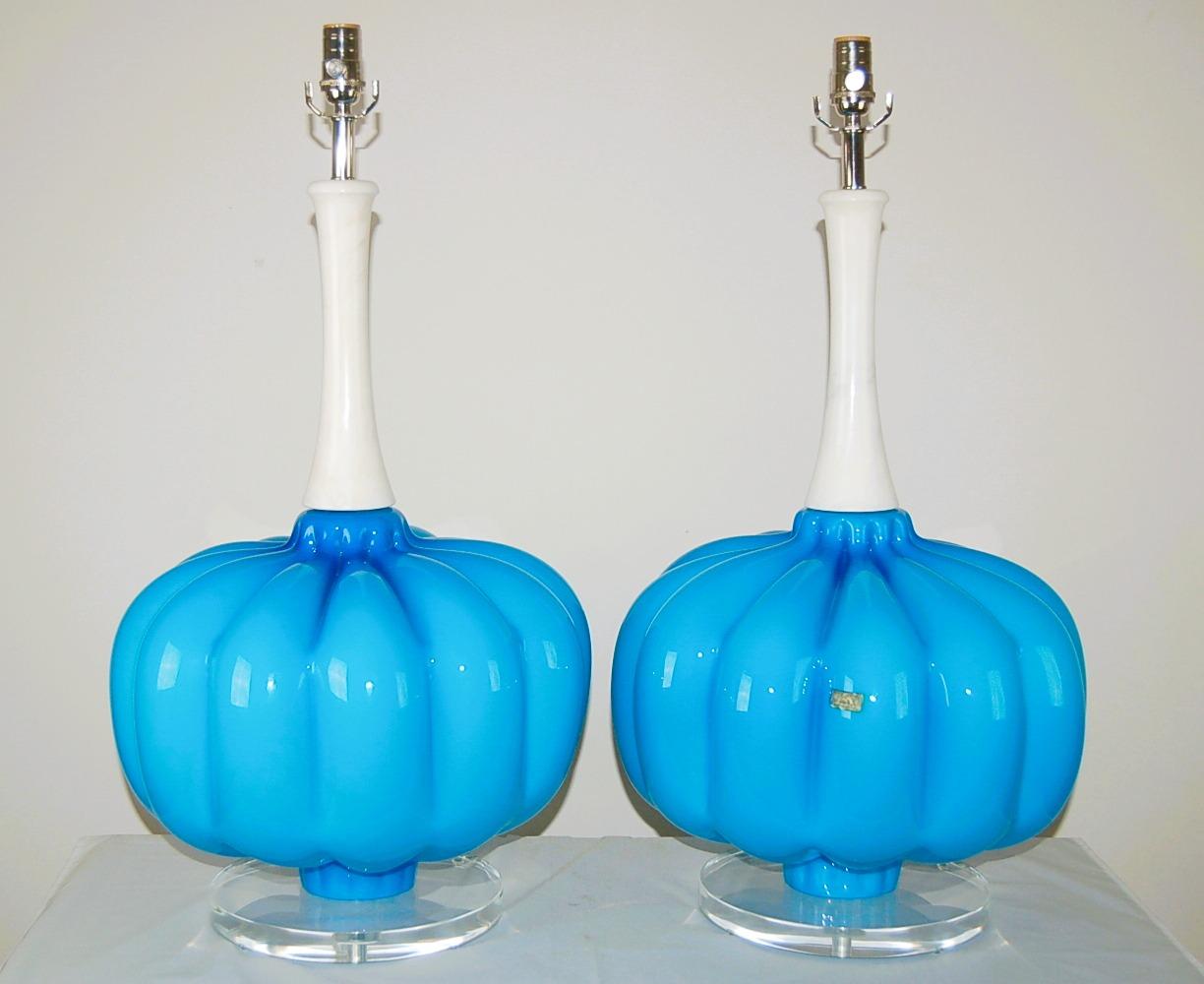 Un exemple parfait du style italien des années 50 ! Montés sur d'immenses plateaux en Lucite, les énormes corps 