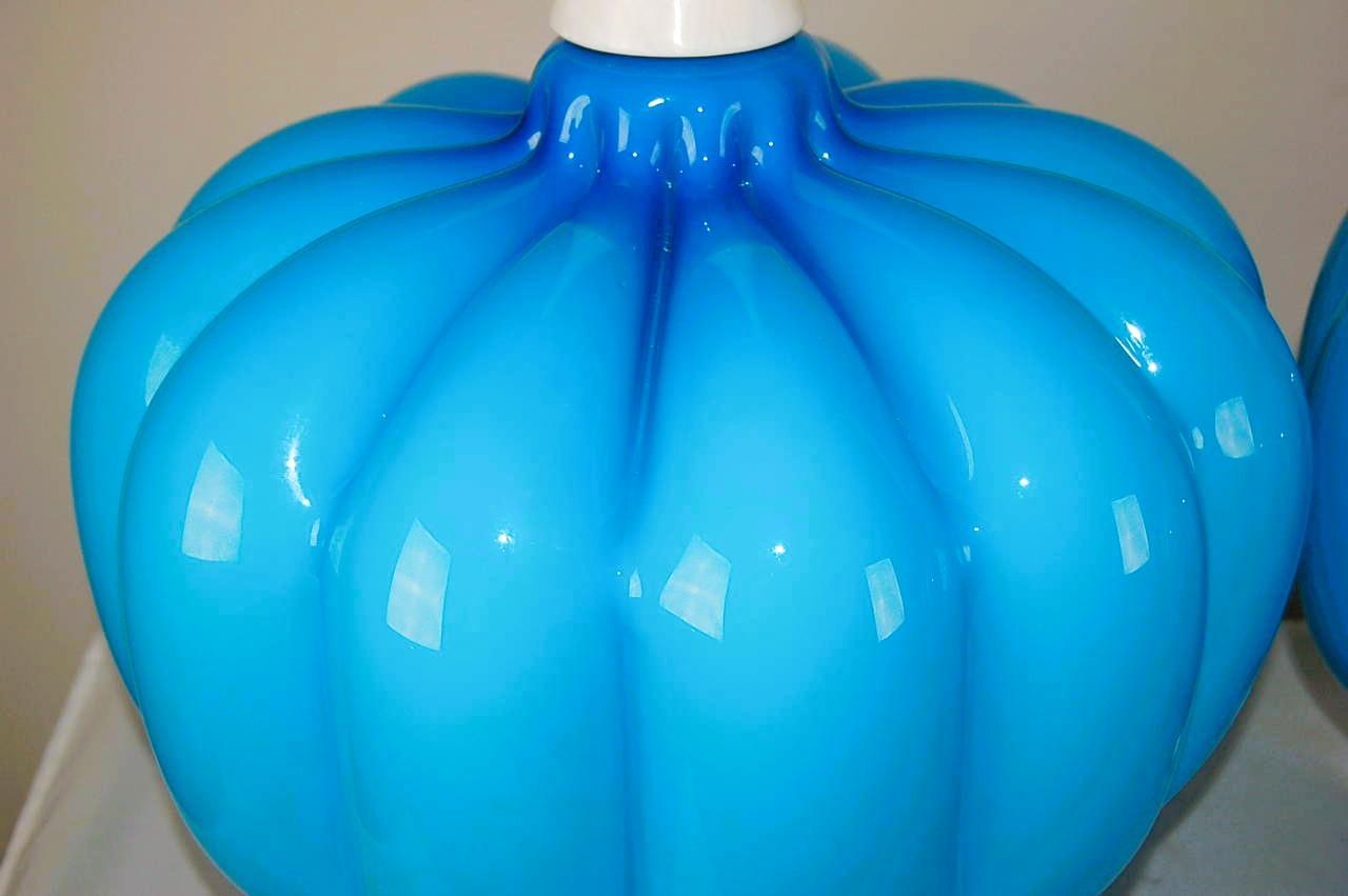 italien Paire d'énormes lampes 'Pomodoro' de Murano en bleu céruléen assorties en vente