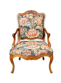 Coppia di poltrone in noce Luigi XV abbinate