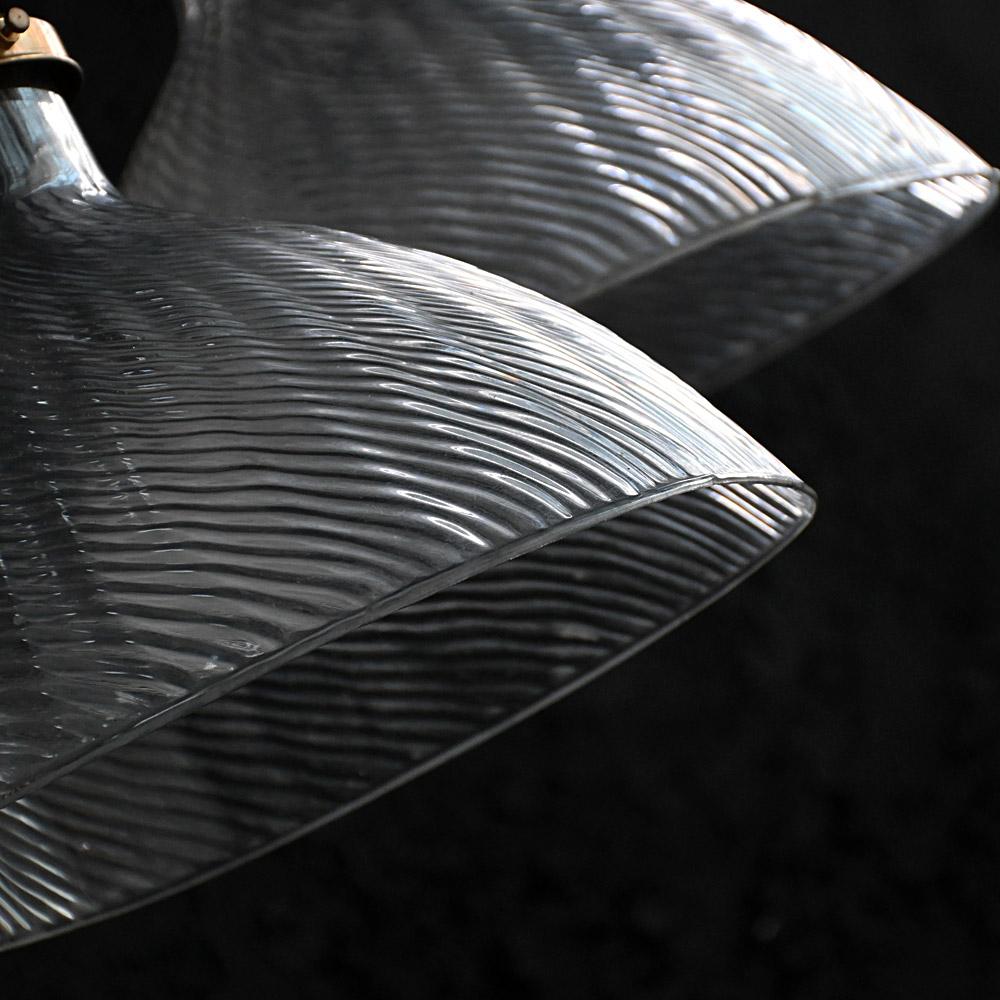 Intagliato a mano Coppia di lampade asimmetriche in vetro della metà del XX secolo in vendita