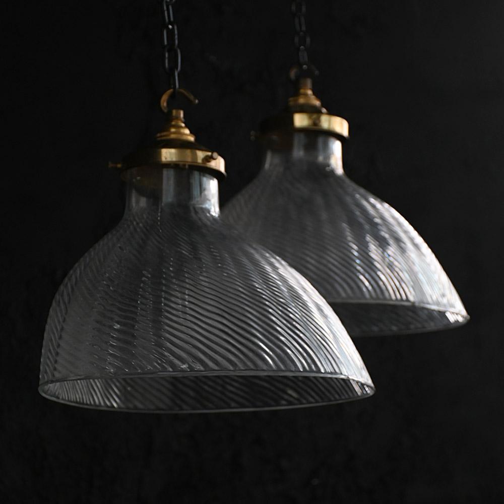 Coppia di lampade asimmetriche in vetro della metà del XX secolo In condizioni buone in vendita a London, GB