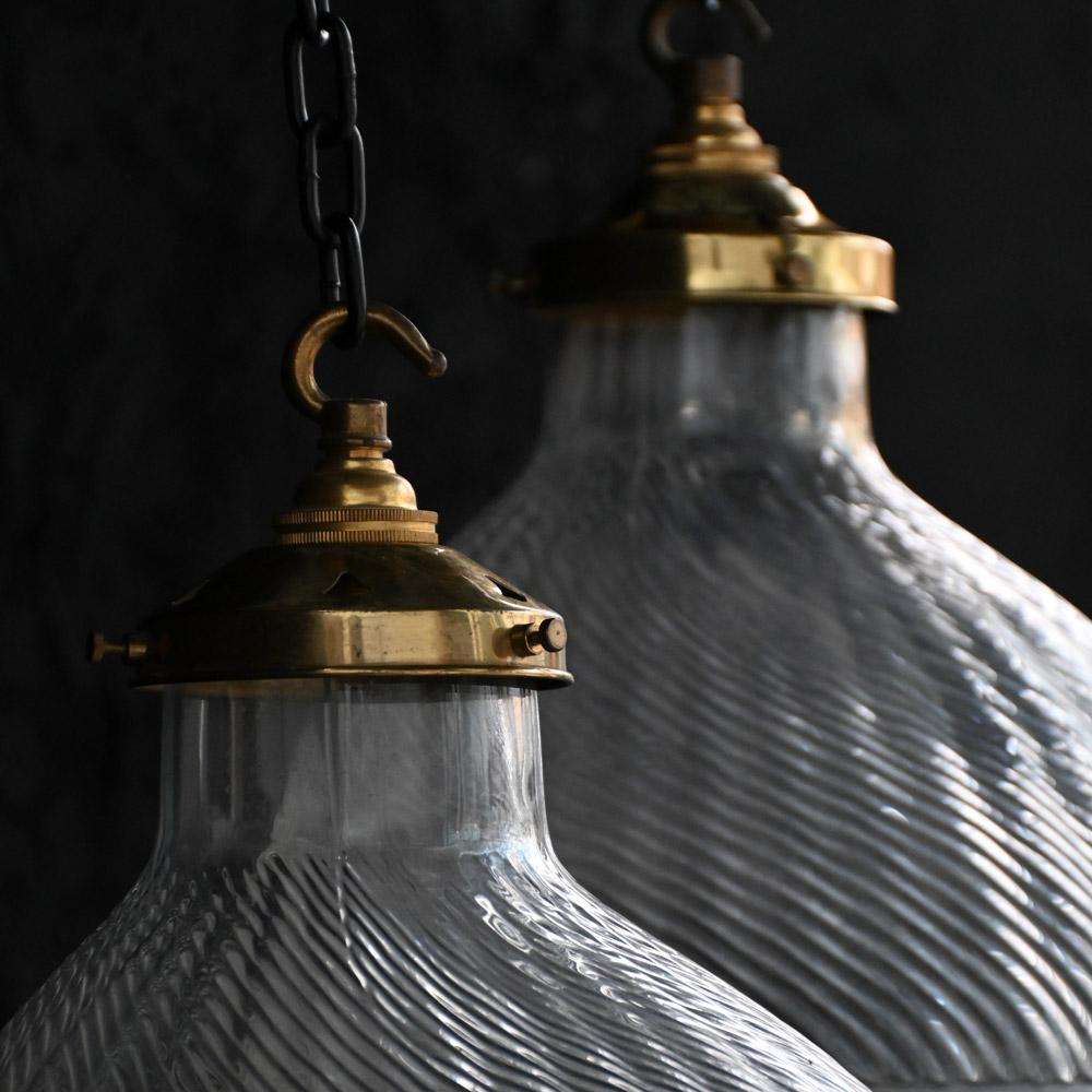 Metà XX secolo Coppia di lampade asimmetriche in vetro della metà del XX secolo in vendita