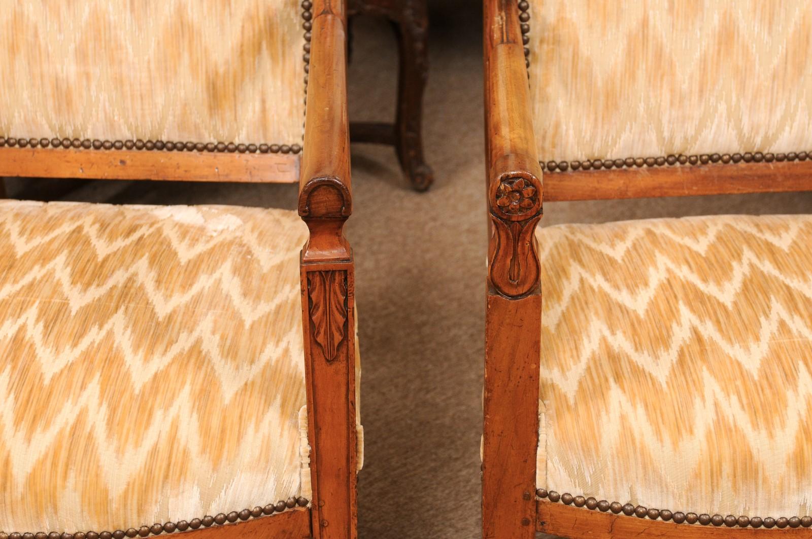 Passendes Paar Sessel aus Nussbaumholz im neoklassischen Stil, Frankreich, 20. Jahrhundert im Zustand „Gut“ im Angebot in Atlanta, GA