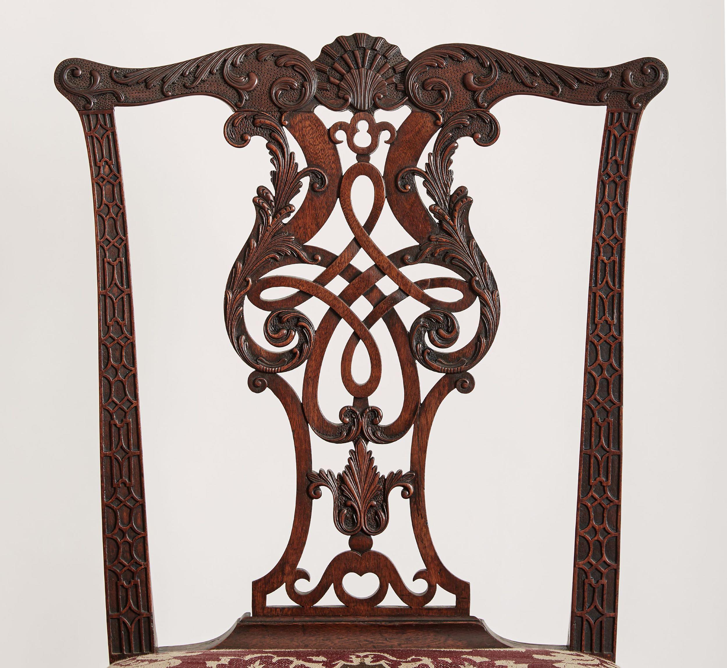 George III Paire assortie de superbes fauteuils d'appoint Chippendale en acajou en vente