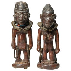 Zusammengehöriges Paar Yoruba Ibeji "Zwillings"-Figuren:: männlich/weiblich mit Armbändern