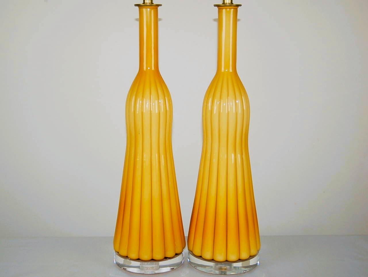 Paar aufeinander abgestimmte Vintage Murano Lampen in Butterscotch Creme (Moderne der Mitte des Jahrhunderts) im Angebot