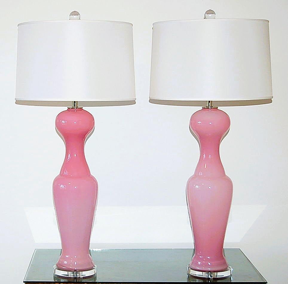 Lámparas vintage de cristal soplado de Murano en color ROSA Chanel. Lámparas estatuarias y curvilíneas de cristal de Murano sobre Lucite. El color es asombroso y difiere ligeramente a medida que tu ojo se mueve alrededor de la lámpara.

Estas