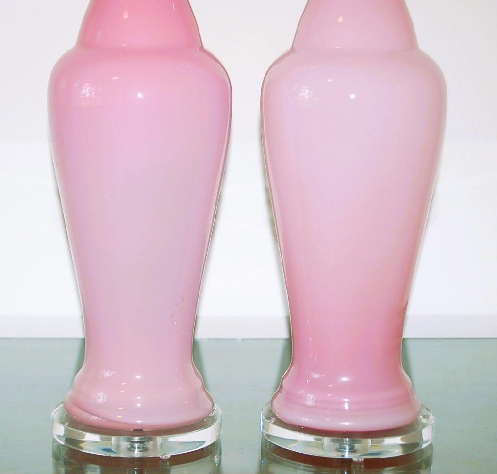 Pareja emparejada de lámparas vintage de Murano en rosa pálido Moderno de mediados de siglo en venta