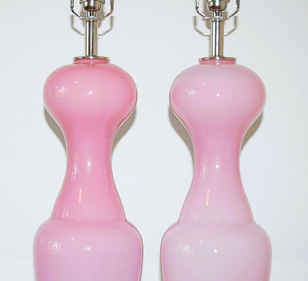 Pareja emparejada de lámparas vintage de Murano en rosa pálido siglo XX en venta