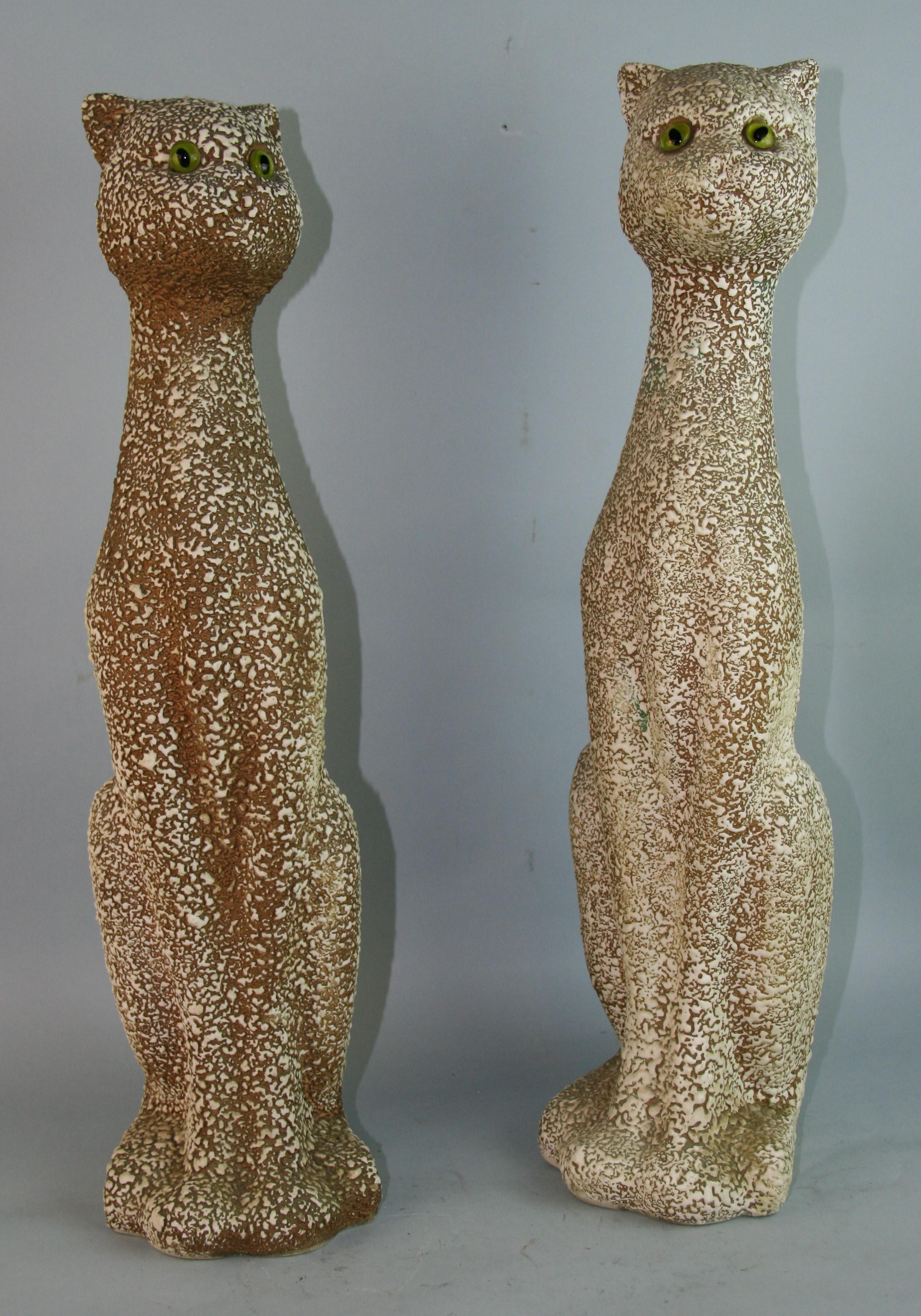 1160 Paar übergroße, zusammenpassende, cremefarbene und hellbraune französische Katzenskulpturen aus Keramik mit Glasaugen
