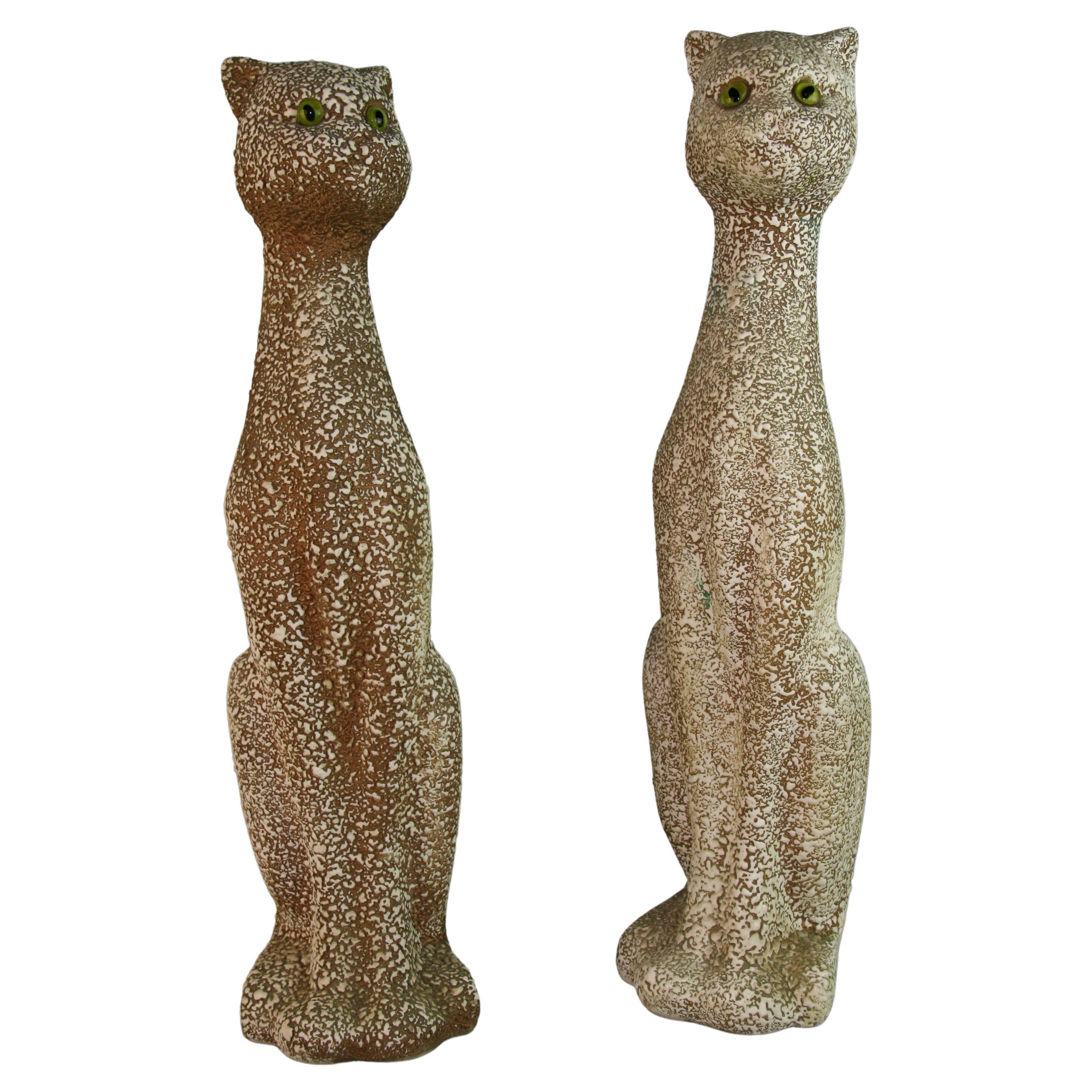Paire de sculptures de chats en céramique française surdimensionnées assorties  avec des yeux en verre