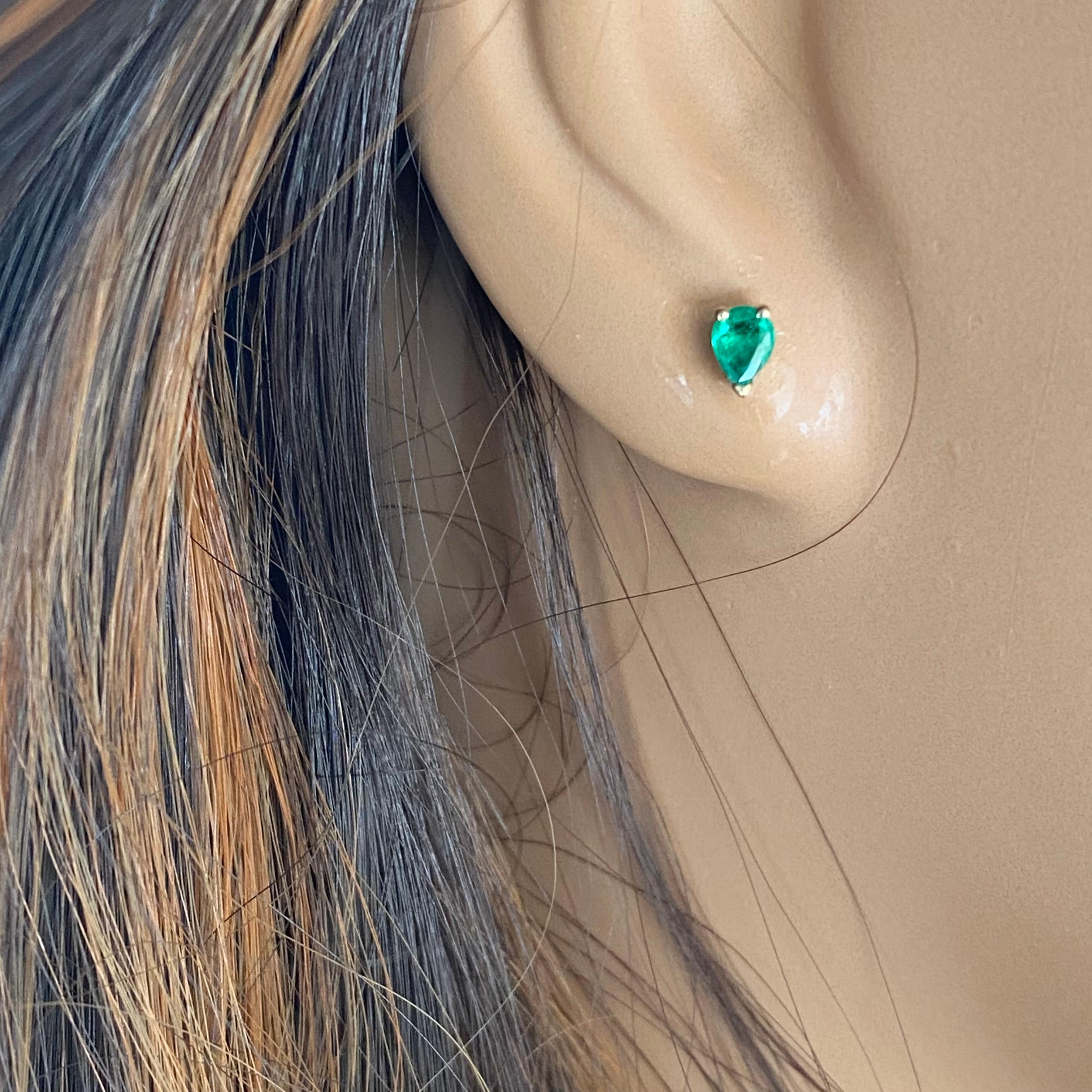 Contemporary Matched Pair Pear Shaped Emerald 0.45 Carat Yellow Gold 0.20 Inch Stud Earrings For Sale