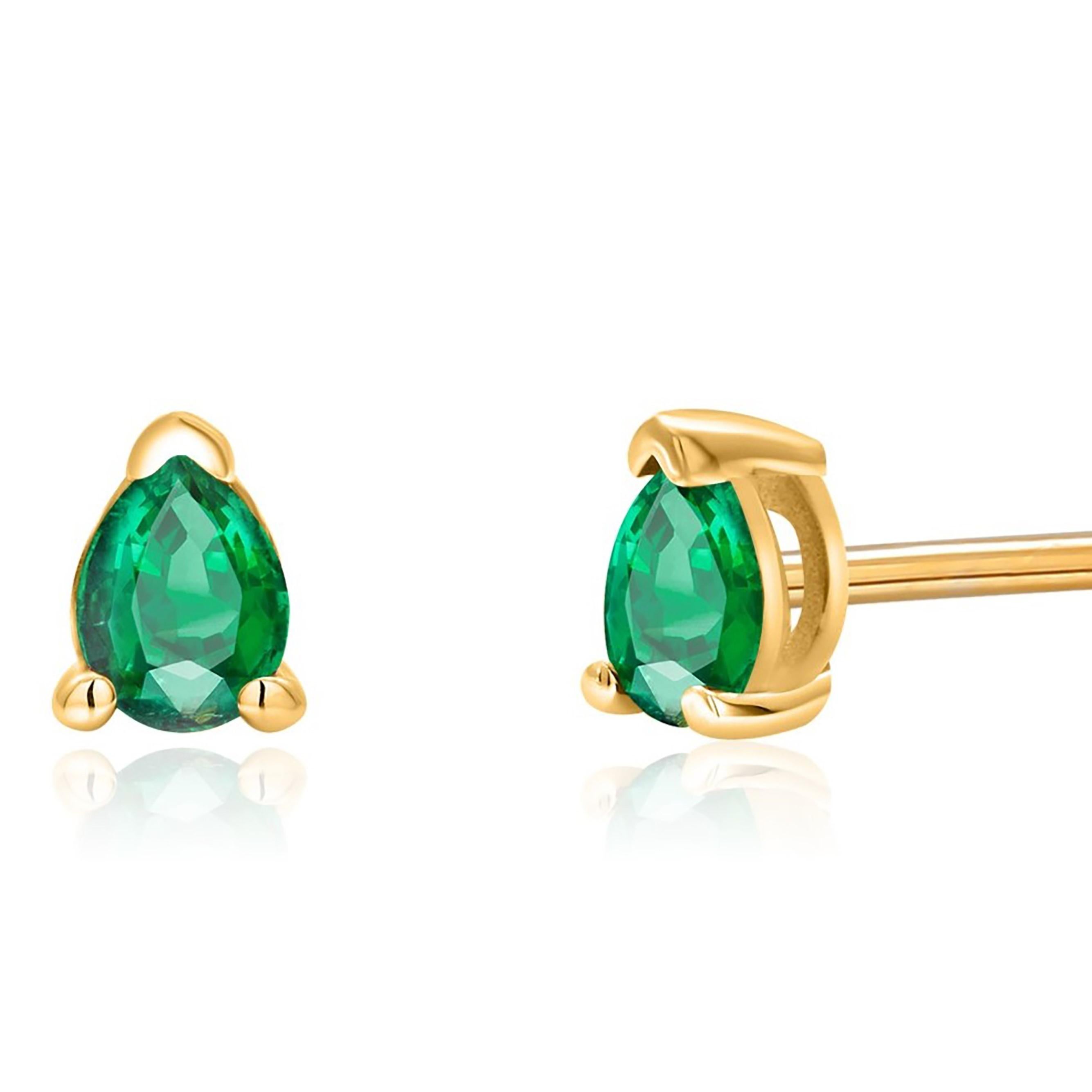 Matched Pair Pear Shaped Emerald 0.45 Carat Yellow Gold 0.20 Inch Stud Earrings In New Condition For Sale In New York, NY