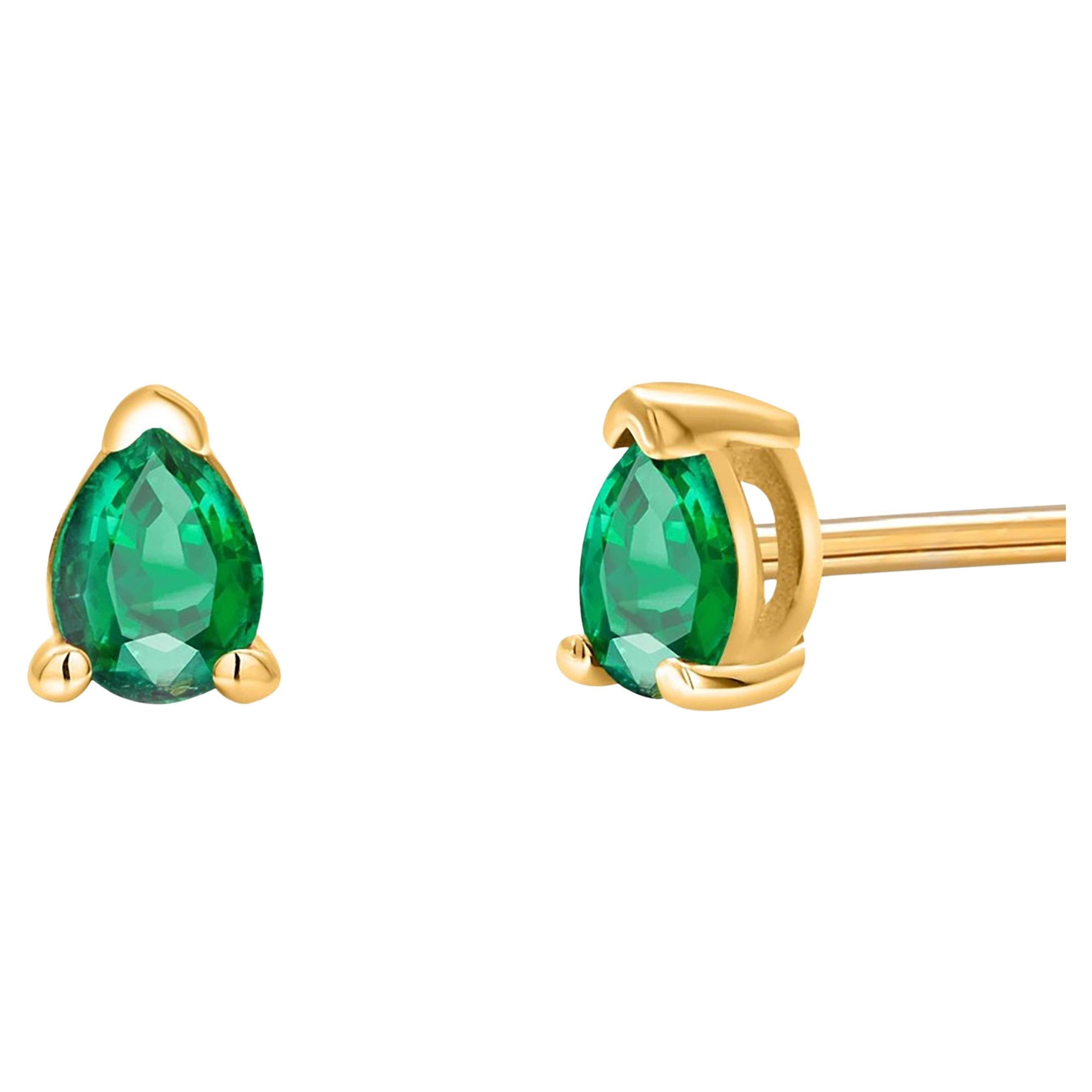 Matched Pair Pear Shaped Emerald 0.45 Carat Yellow Gold 0.20 Inch Stud Earrings For Sale