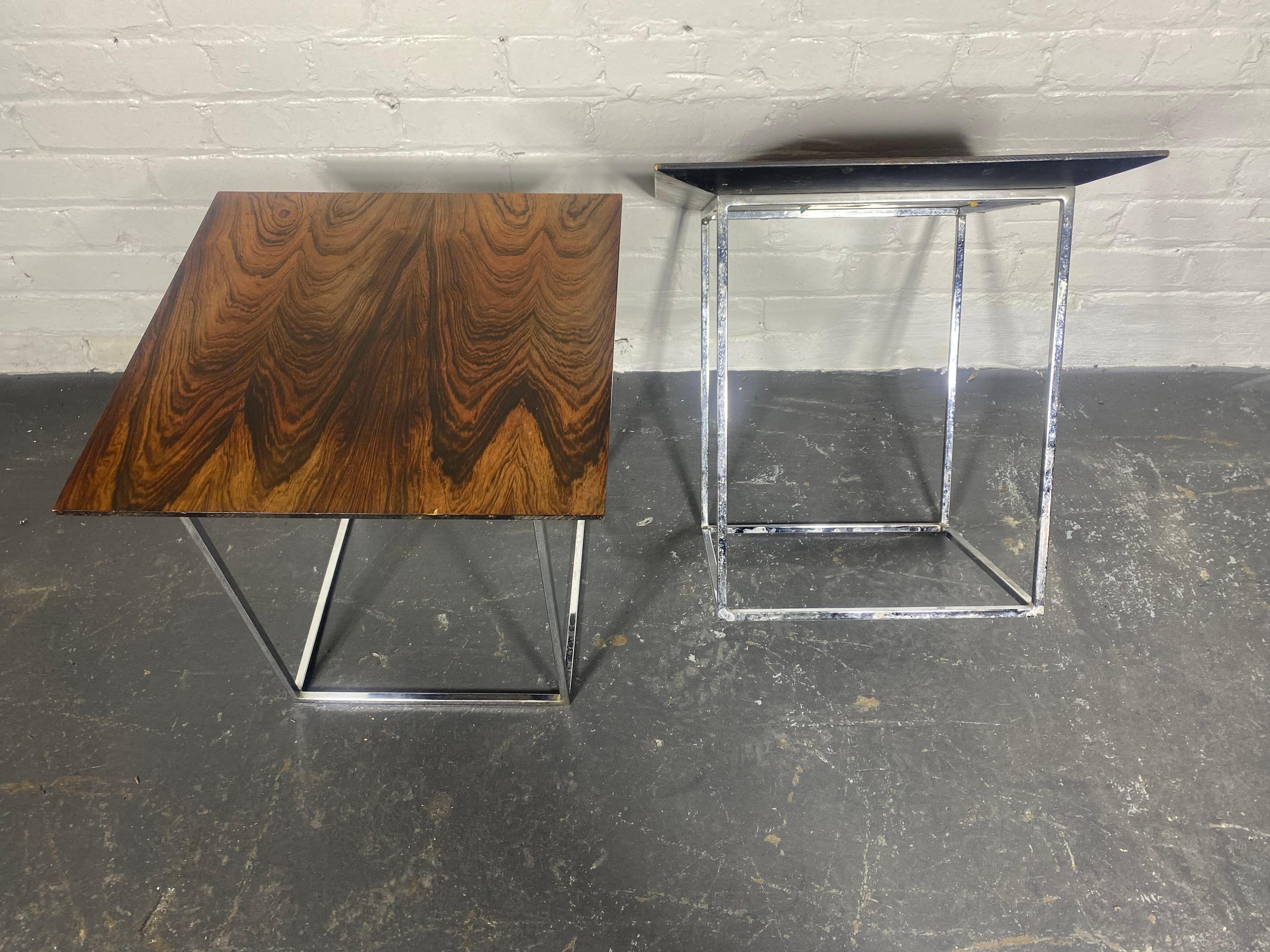 Mid-Century Modern Paire de tables / supports assortis en bois de rose et chrome attribuée à Milo Baughman en vente