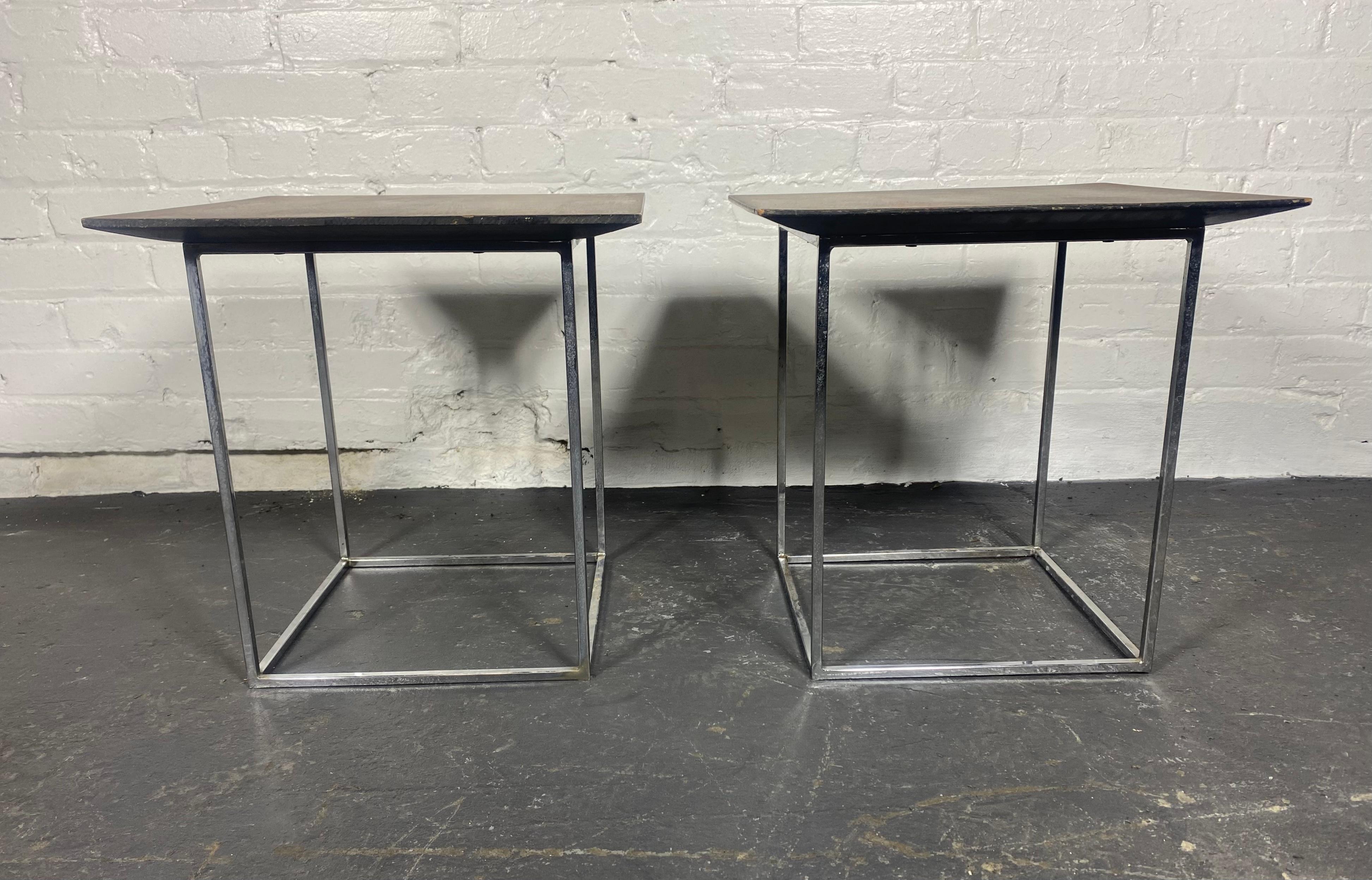 Milieu du XXe siècle Paire de tables / supports assortis en bois de rose et chrome attribuée à Milo Baughman en vente