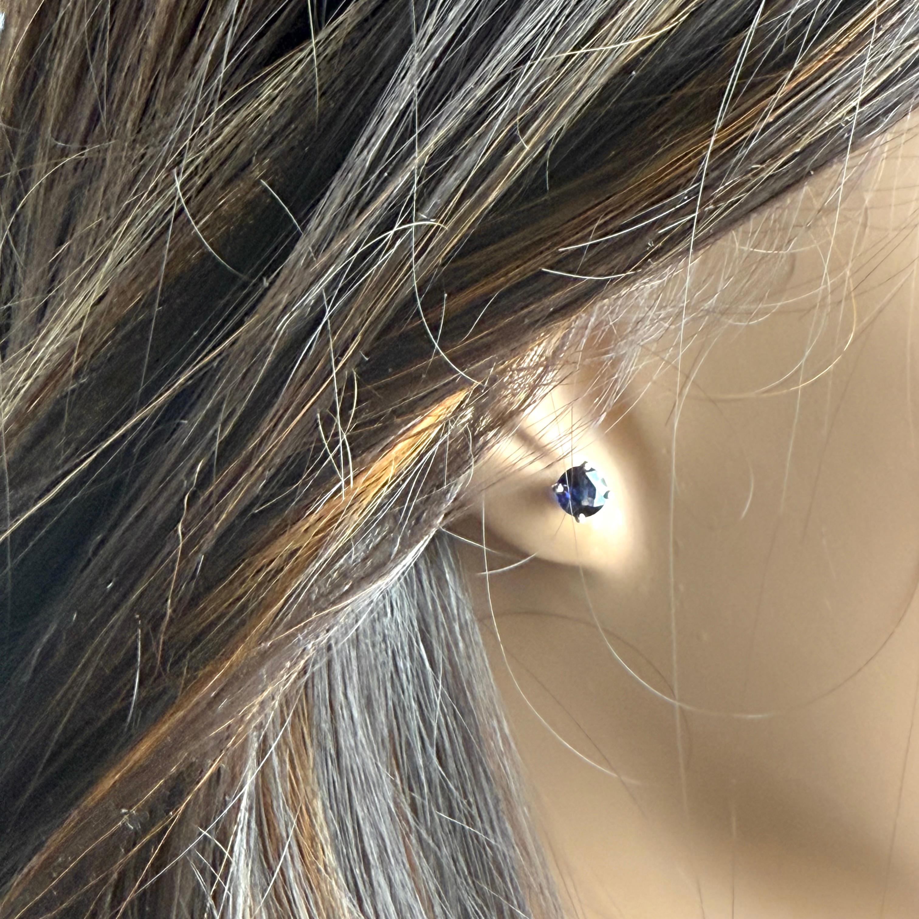 Clous d'oreilles larges assortis en or blanc 1,65 carat et saphirs ronds de 0,23 pouce Neuf - En vente à New York, NY