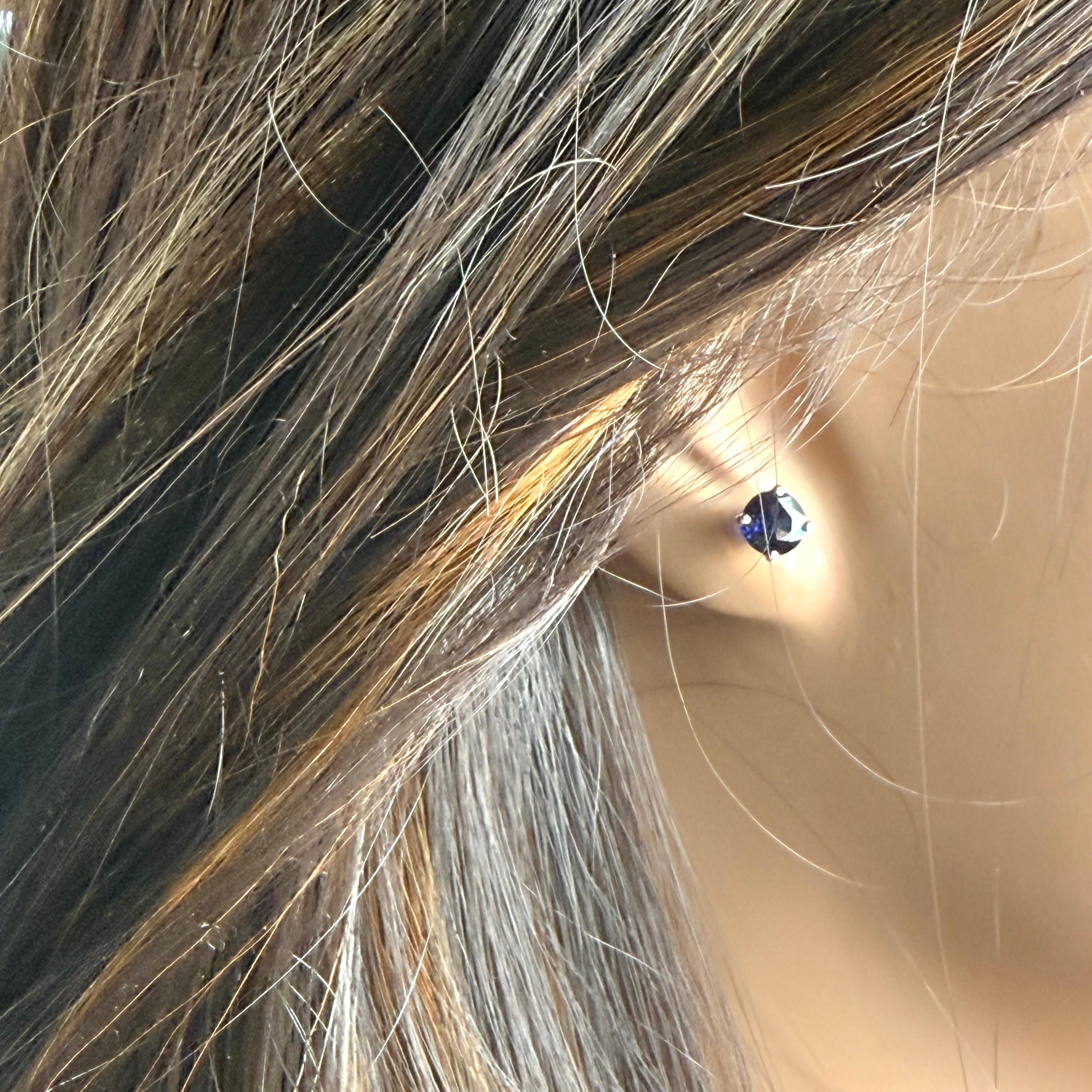 Clous d'oreilles larges assortis en or blanc 1,65 carat et saphirs ronds de 0,23 pouce Unisexe en vente