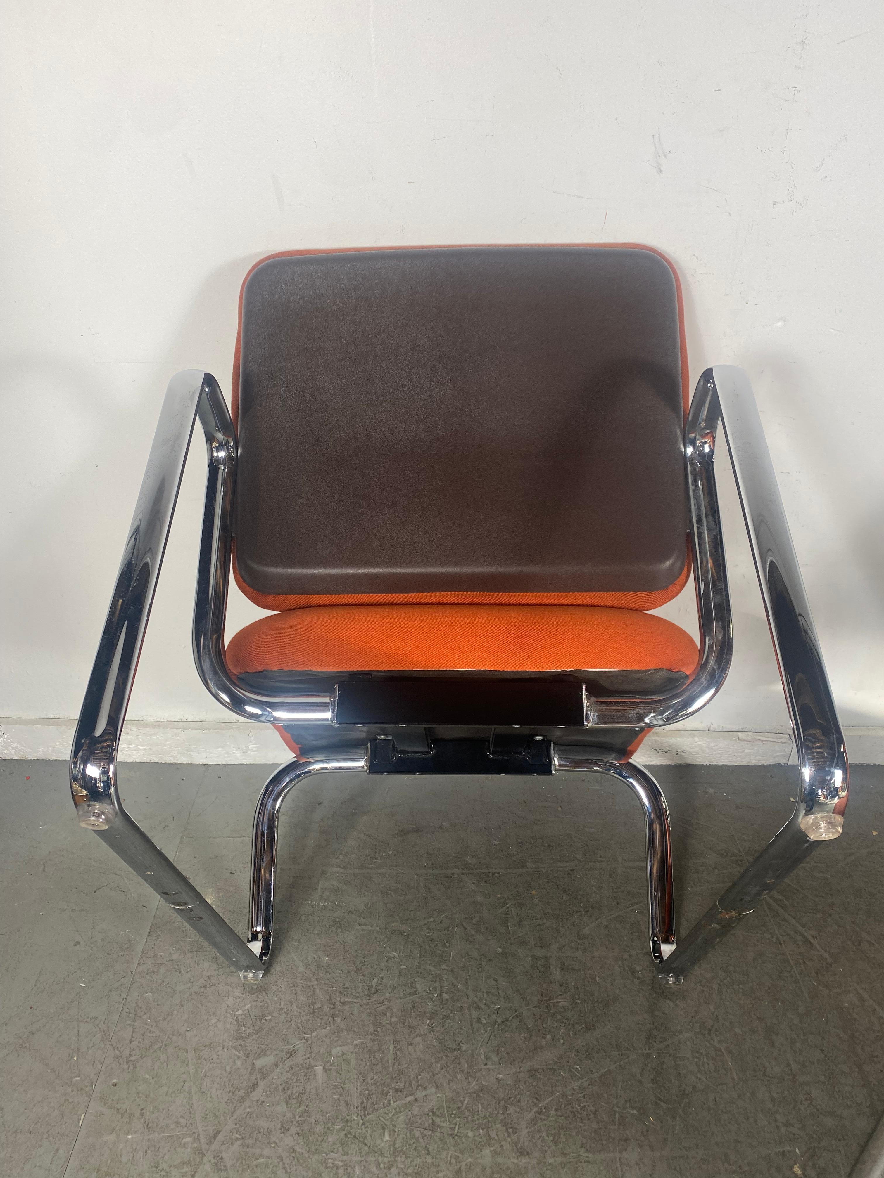 Paire de chaises longues modernistes de l'ère spatiale, Peter Protzmann/ Herman Miller Bon état - En vente à Buffalo, NY