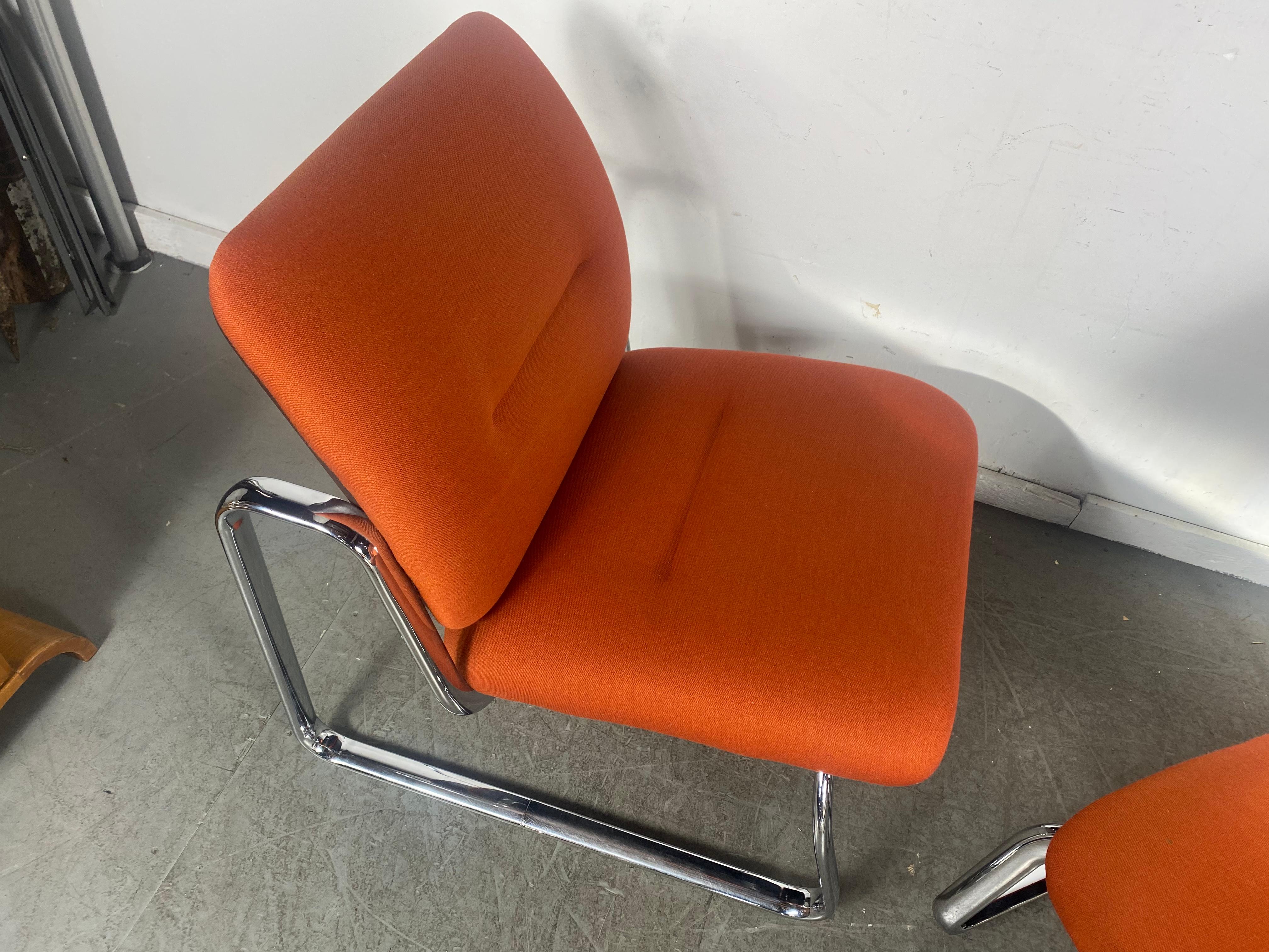 Tissu Paire de chaises longues modernistes de l'ère spatiale, Peter Protzmann/ Herman Miller en vente