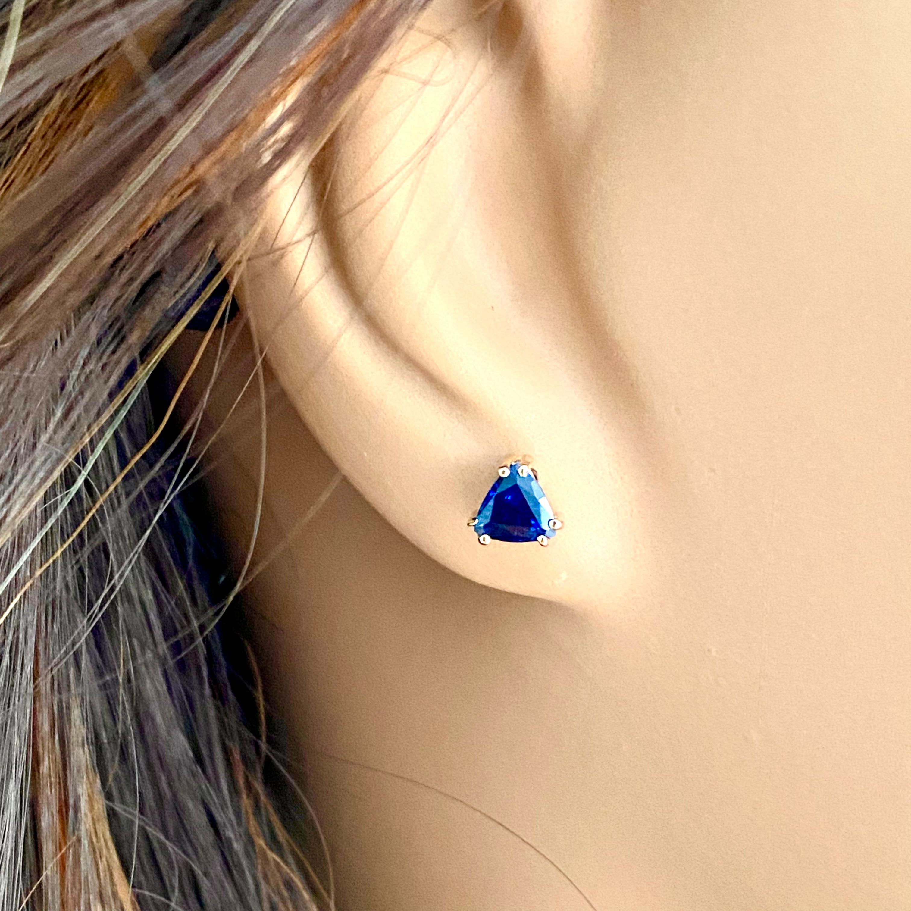 Women's or Men's Matched Pair Triangle Shaped Ceylon Blue Sapphire 1.05 Carat Gold Stud Earrings For Sale