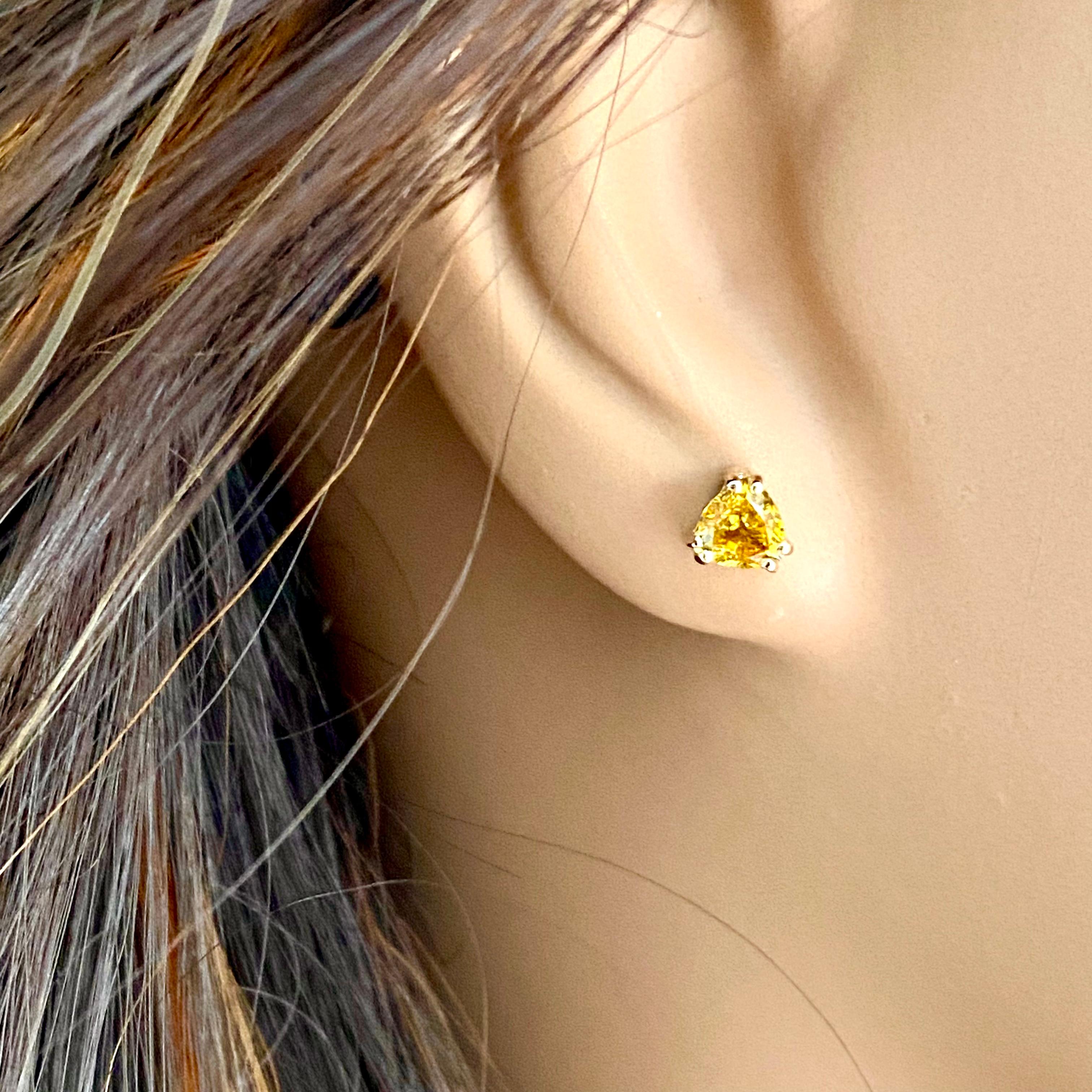 Contemporary Matched Triangle Shaped Ceylon Yellow Sapphire 0.90 Carat Gold Stud Earrings