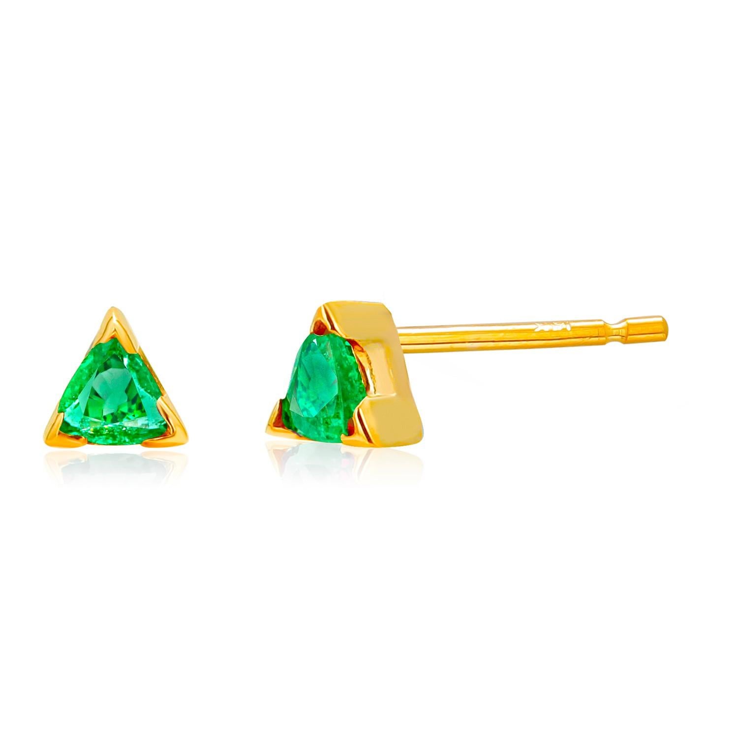 Wir stellen Ihnen unsere exquisiten Trillion Emerald Stud Earrings vor, eine atemberaubende Ergänzung Ihrer Schmucksammlung. Diese mit Präzision und Sorgfalt gefertigten Ohrringe bieten ein perfektes Gleichgewicht zwischen Eleganz und Raffinesse und