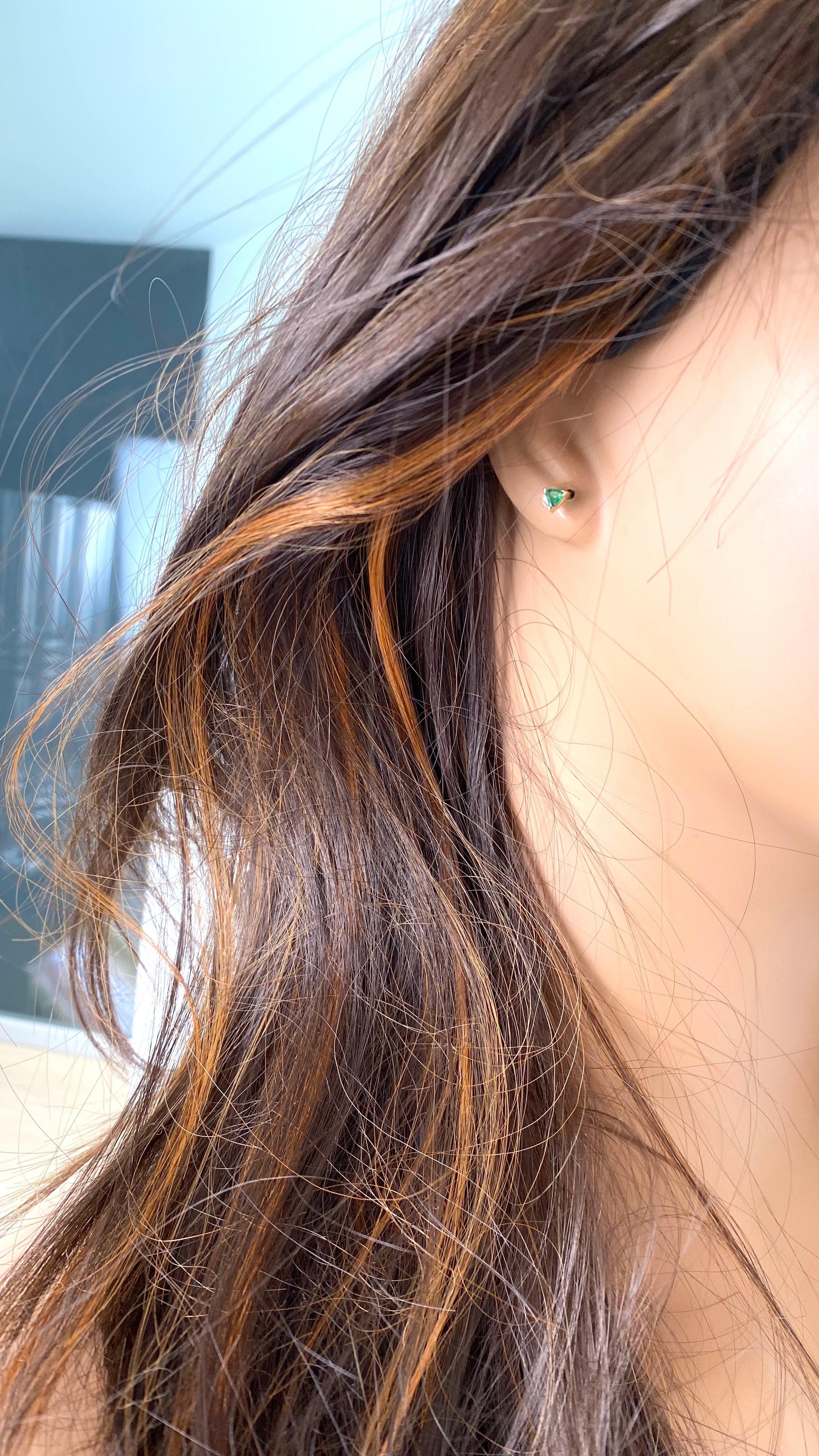 Paar Trillion Smaragd 0,30 Karat Gelbgold 0,17 Zoll Ohrstecker (Zeitgenössisch) im Angebot