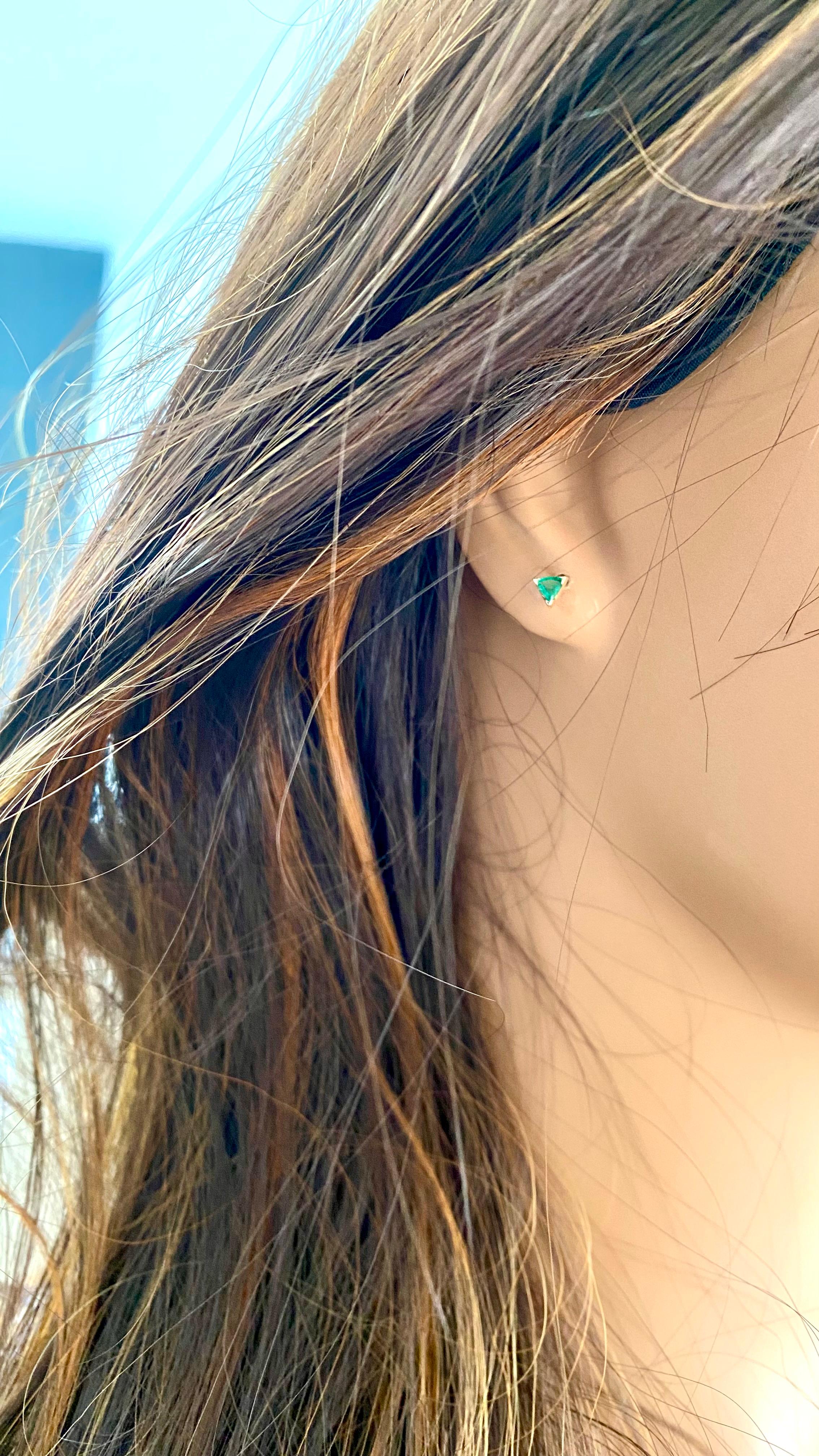 Matched Pair Trillion Emerald 0.30 Carat Yellow Gold 0.17 Inch Stud Earrings In New Condition For Sale In New York, NY