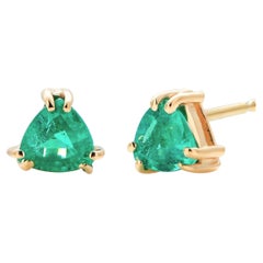 Paire de clous d'oreilles en forme de triangle en or jaune avec trillion d'émeraudes assorties
