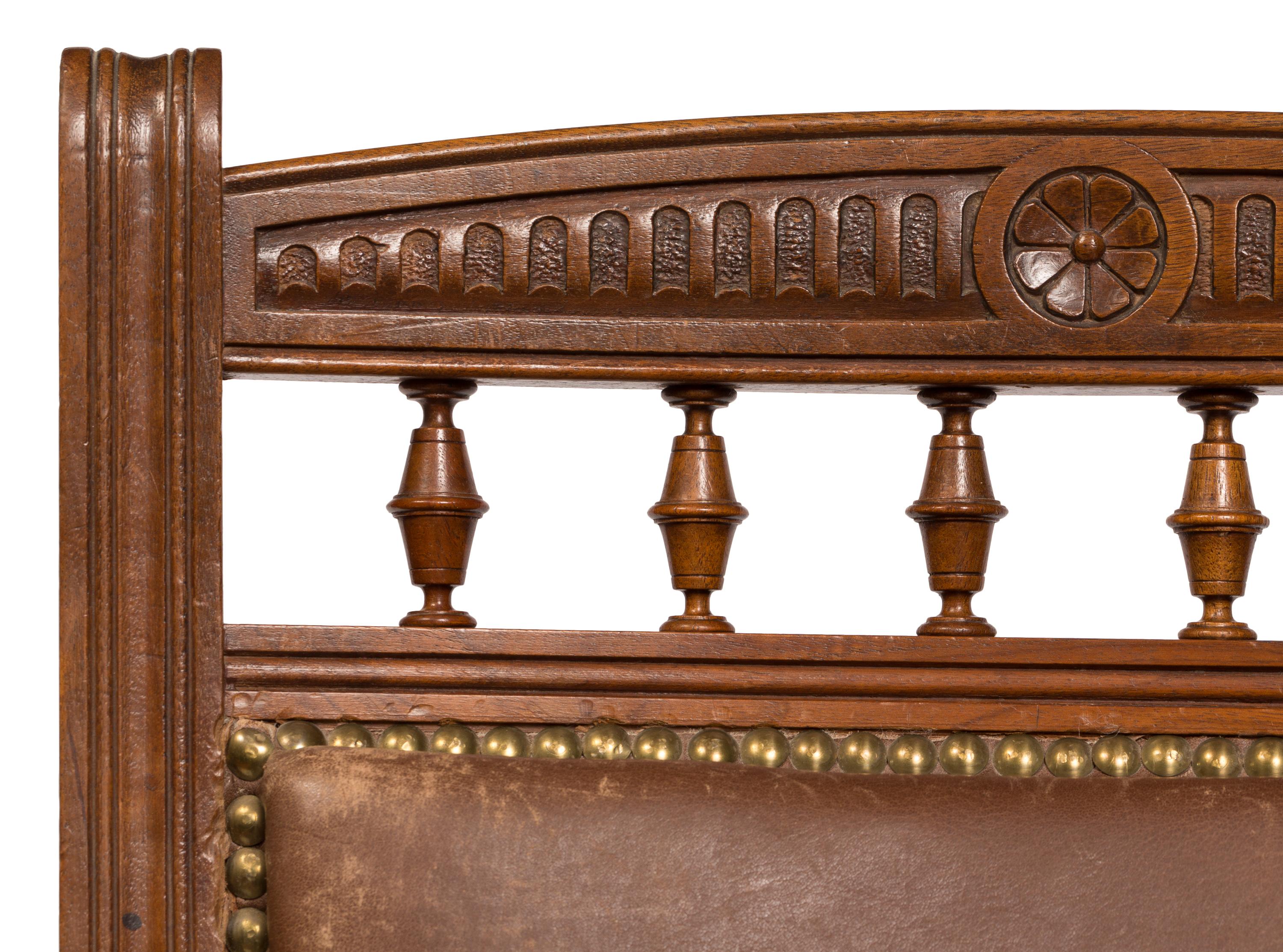 Passendes Paar schokoladenbraune gepolsterte Esszimmerstühle aus Leder im viktorianischen Stil im Angebot 3