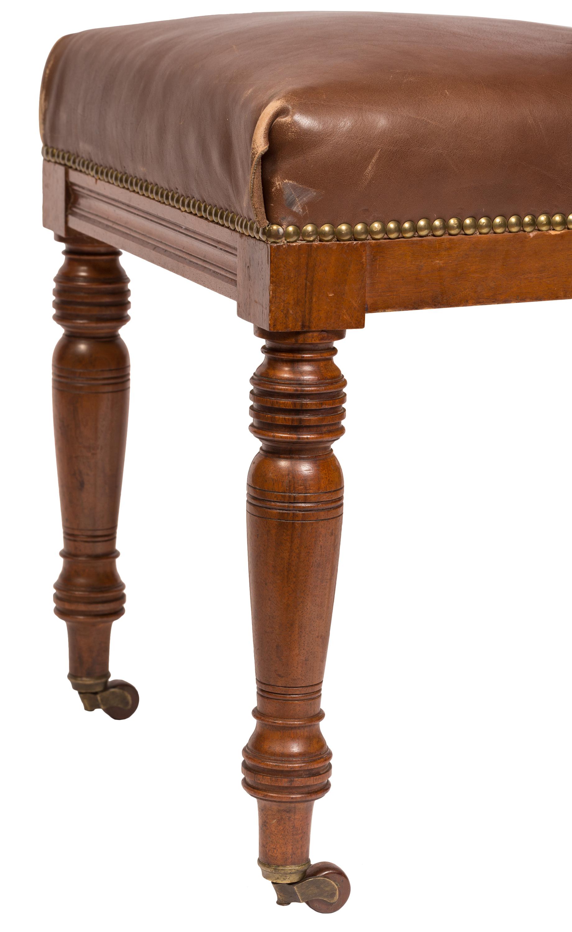 Passendes Paar schokoladenbraune gepolsterte Esszimmerstühle aus Leder im viktorianischen Stil im Angebot 4