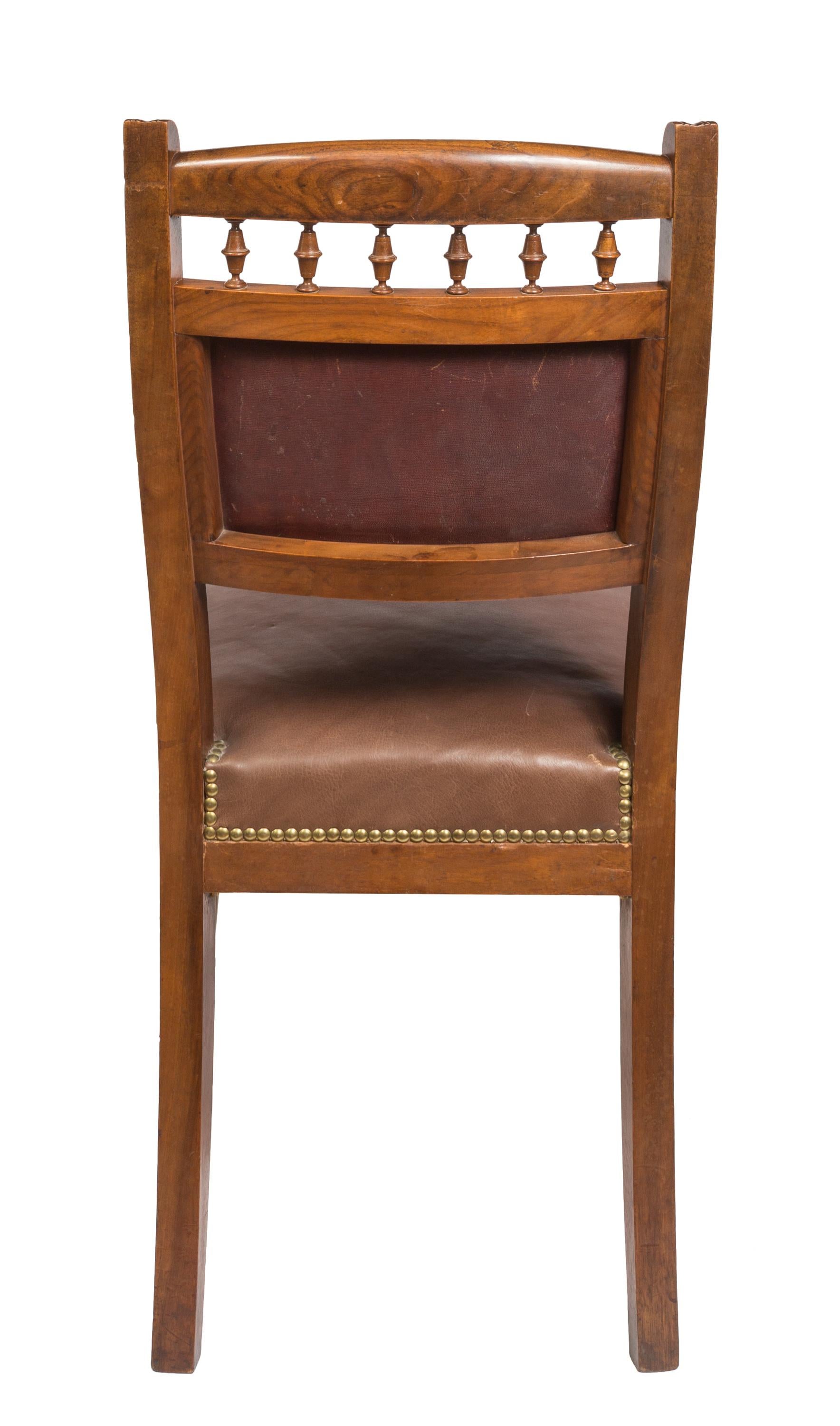 Britannique Paire assortie de chaises de salle à manger de style victorien en cuir brun chocolat rembourrées en vente
