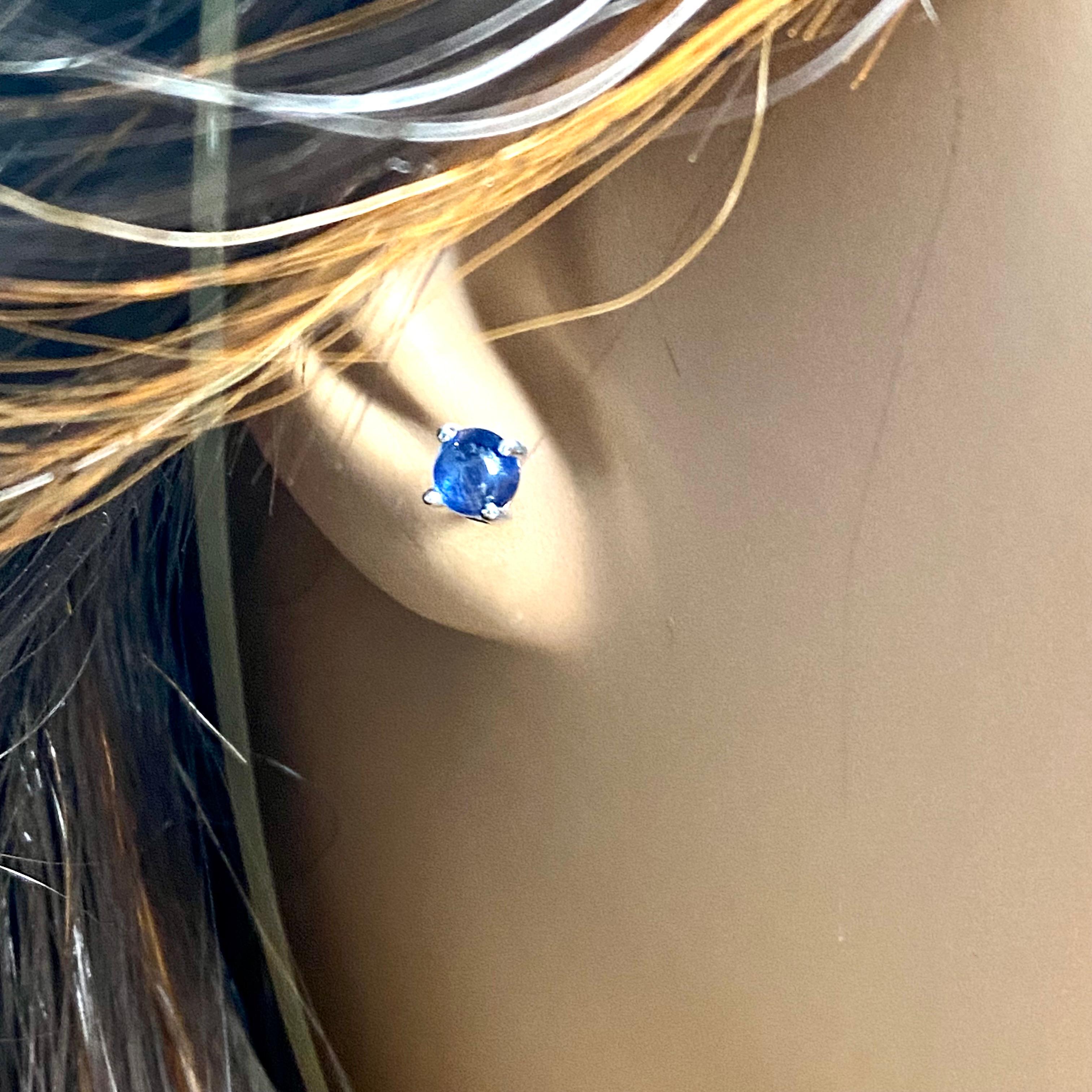 Taille ronde Ronde appariée  Clous d'oreilles en or blanc d'un carat et saphirs cabochons de 0,18 pouce en vente