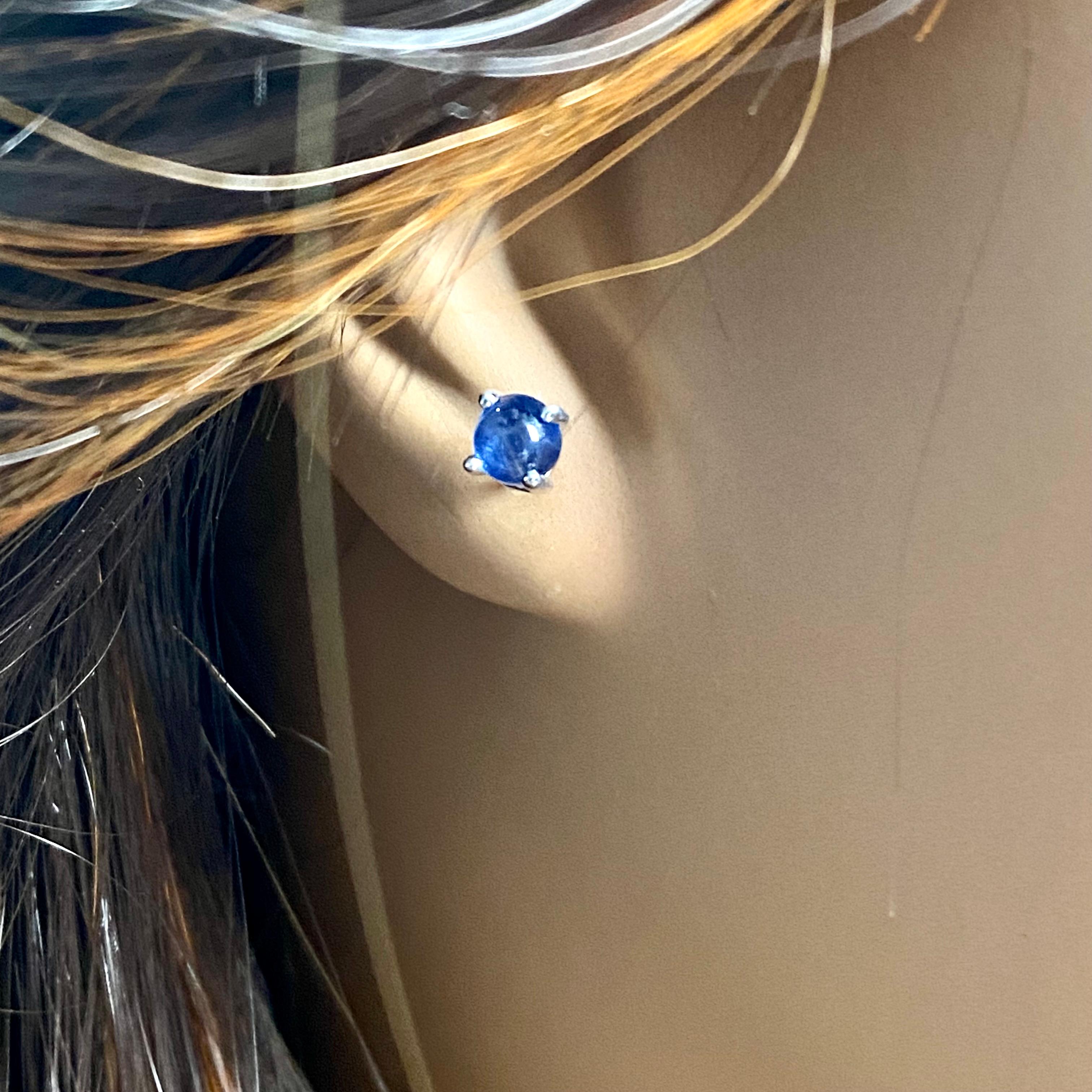 Ronde appariée  Clous d'oreilles en or blanc d'un carat et saphirs cabochons de 0,18 pouce en vente 1