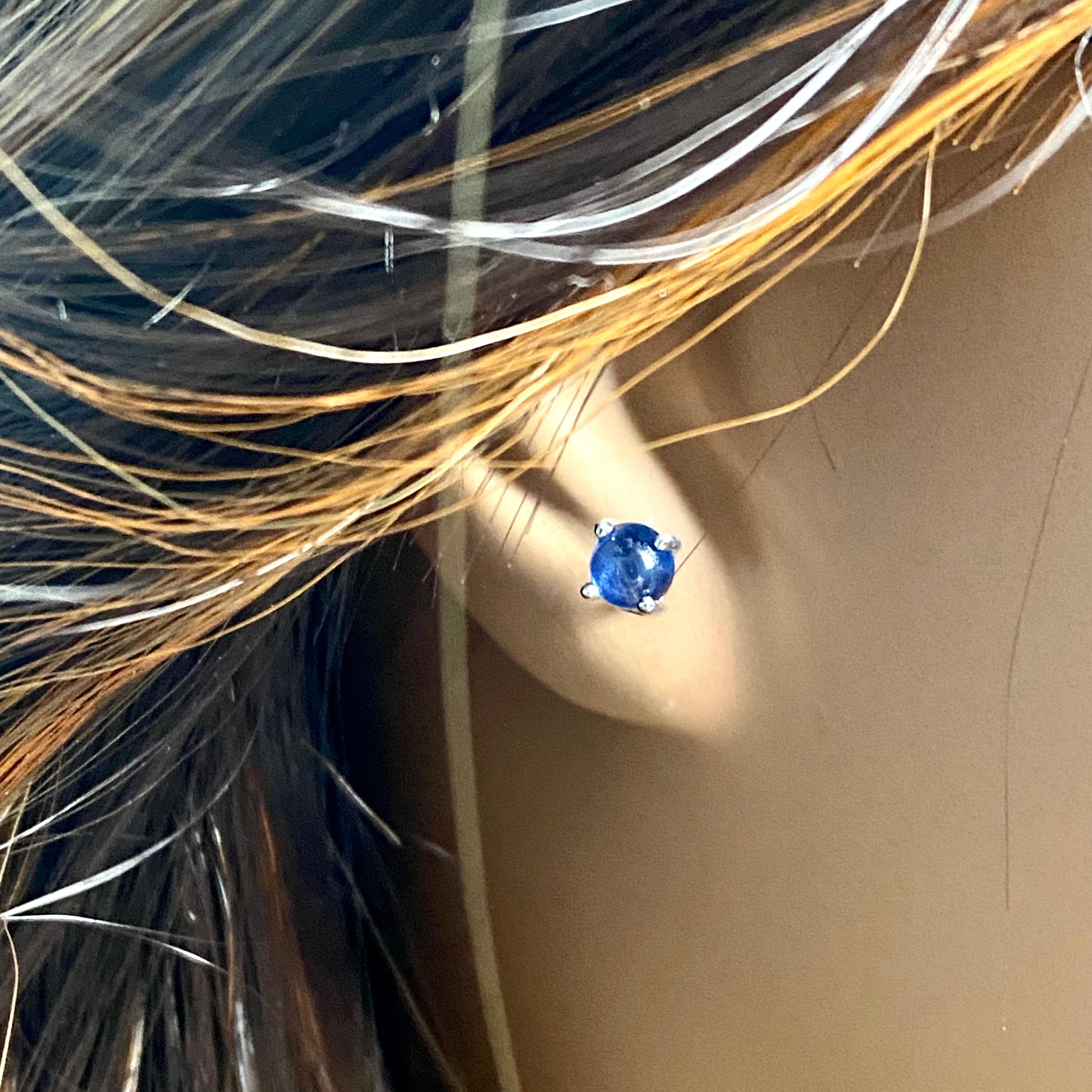 Ronde appariée  Clous d'oreilles en or blanc d'un carat et saphirs cabochons de 0,18 pouce Neuf - En vente à New York, NY