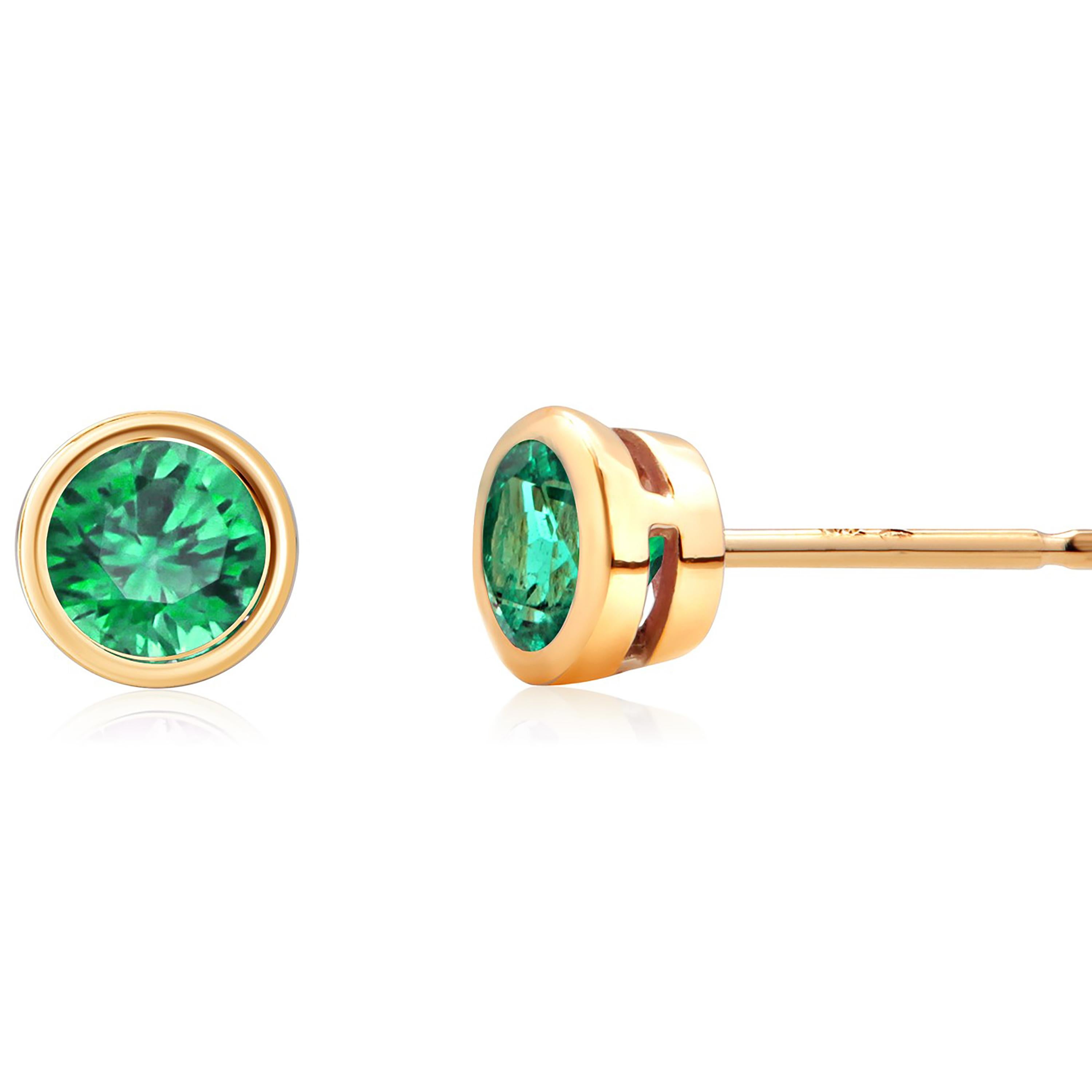 Matched Round Emeralds 0.35 Carats 0.17 Inch 14 Karat Yellow Gold Stud Earrings  In New Condition For Sale In New York, NY