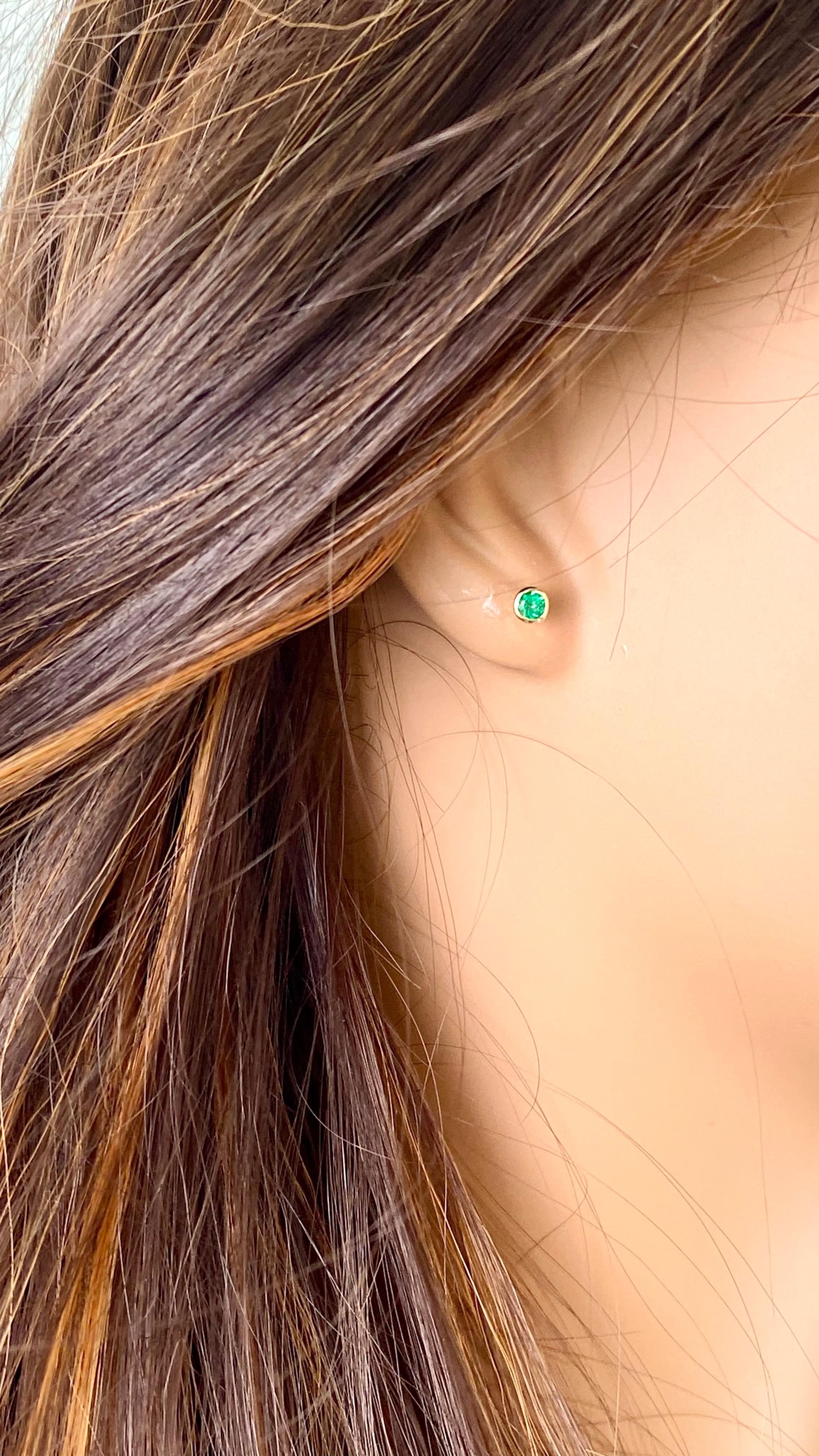 Contemporary Matched Round Emeralds 0.35 Carats 0.17 Inch 14 Karat Yellow Gold Stud Earrings  For Sale