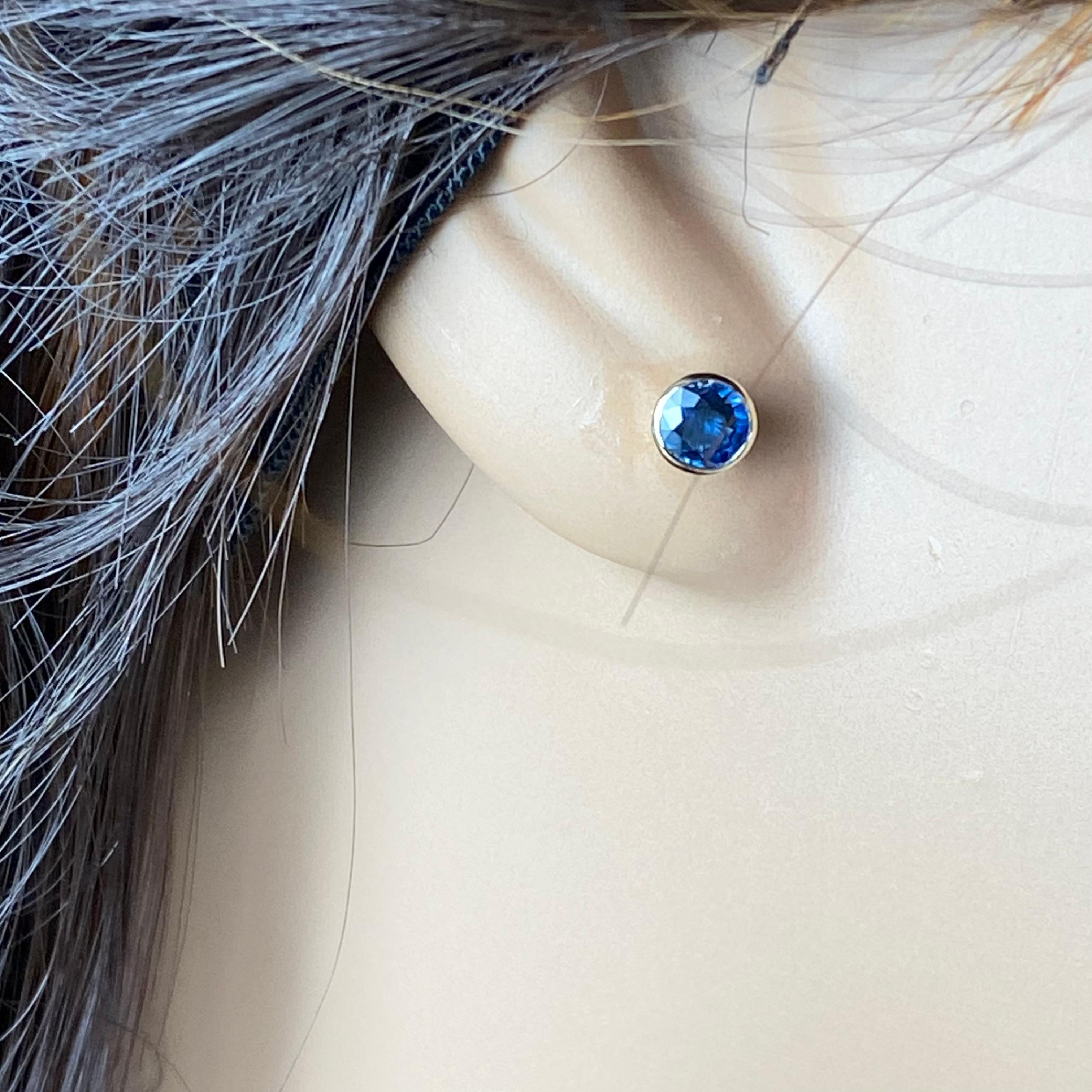 Round Cut Matched Round Sapphire 0.60 Carat 14 Karat Yellow Gold 0.20 Inch Stud Earrings For Sale