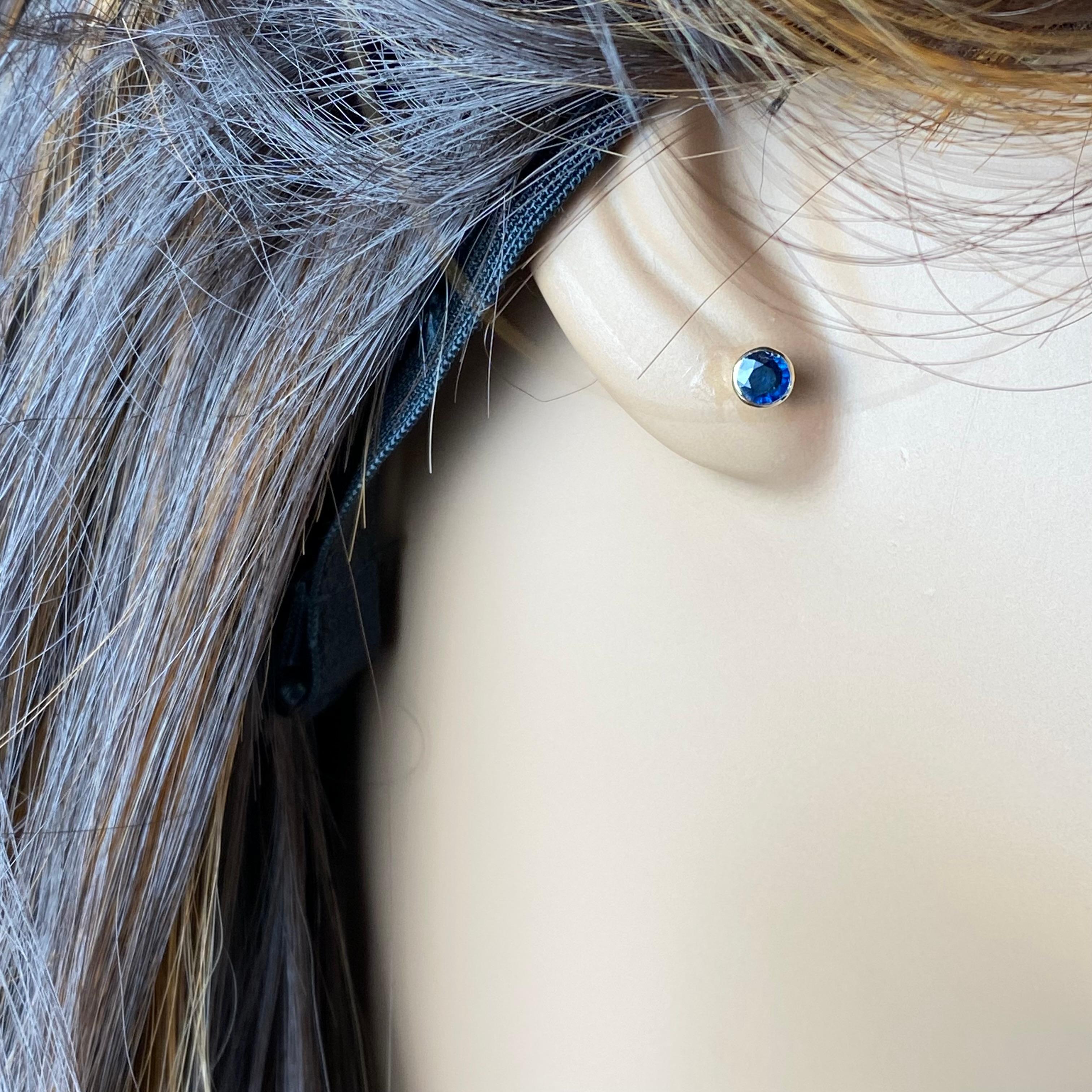 Women's or Men's Matched Round Sapphire 0.60 Carat 14 Karat Yellow Gold 0.20 Inch Stud Earrings For Sale