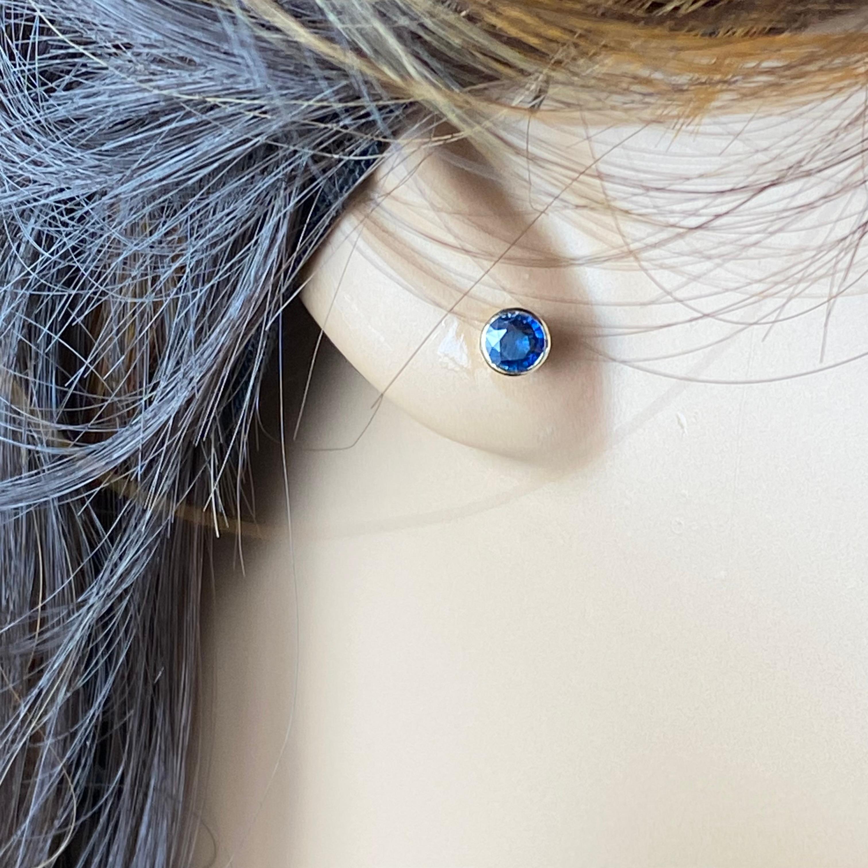 Matched Round Sapphire 0.60 Carat 14 Karat Yellow Gold 0.20 Inch Stud Earrings For Sale 2