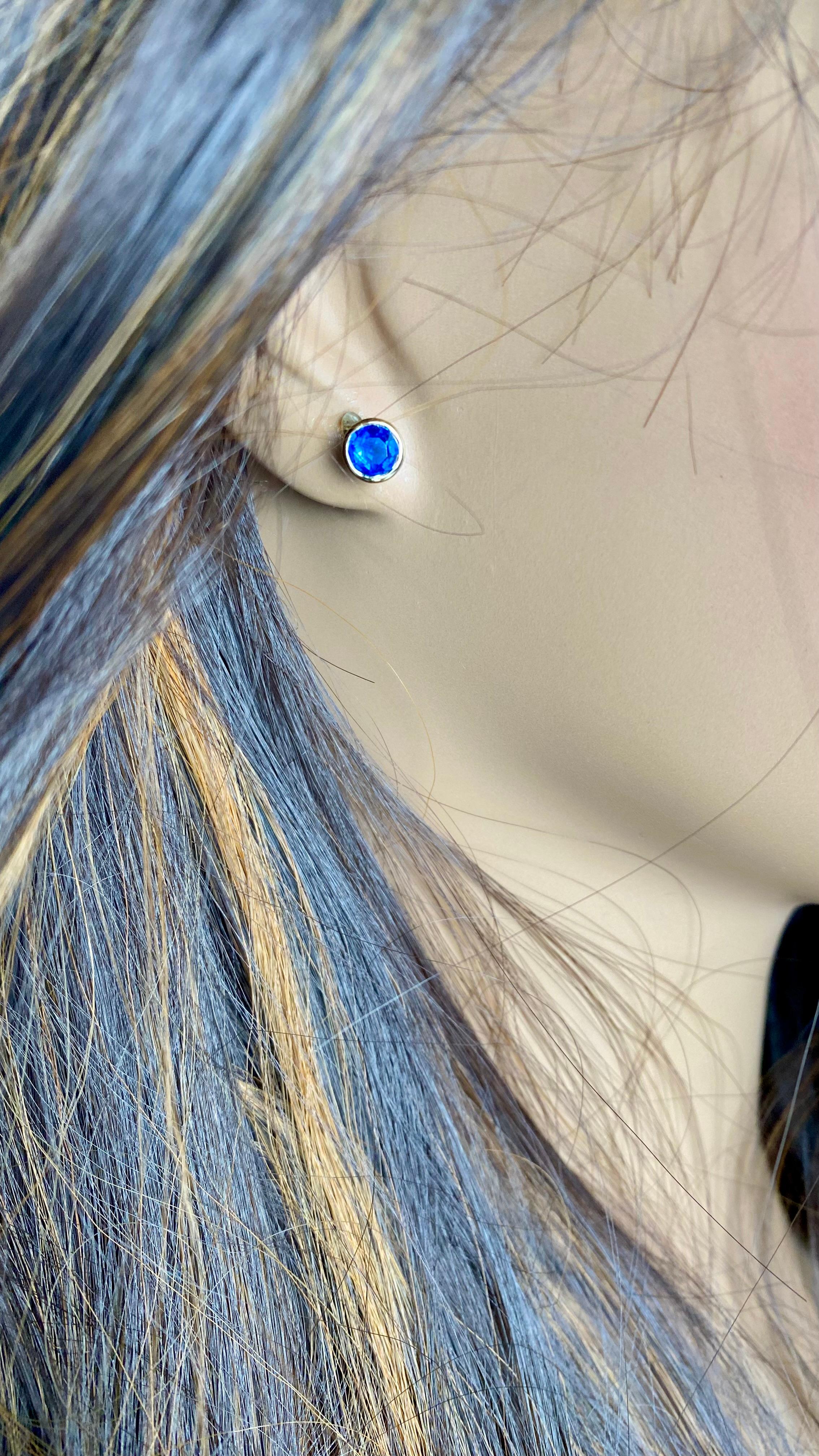 Contemporary Matched Round Sapphire 1.50 Carat 14 Karat Yellow Gold 0.23 Inch Stud Earrings For Sale